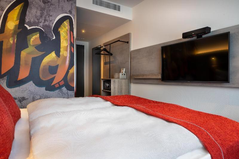Standard Queen Room - Accessible - Photo 4