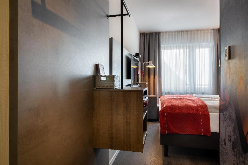 Standard Queen Room - Accessible