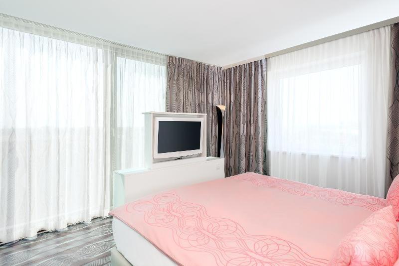 Nhow Junior Suite With River View With Extra Bed thumbnail 6