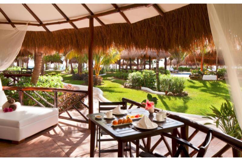 Royal Retreat Deluxe Swim Swim Up Suite