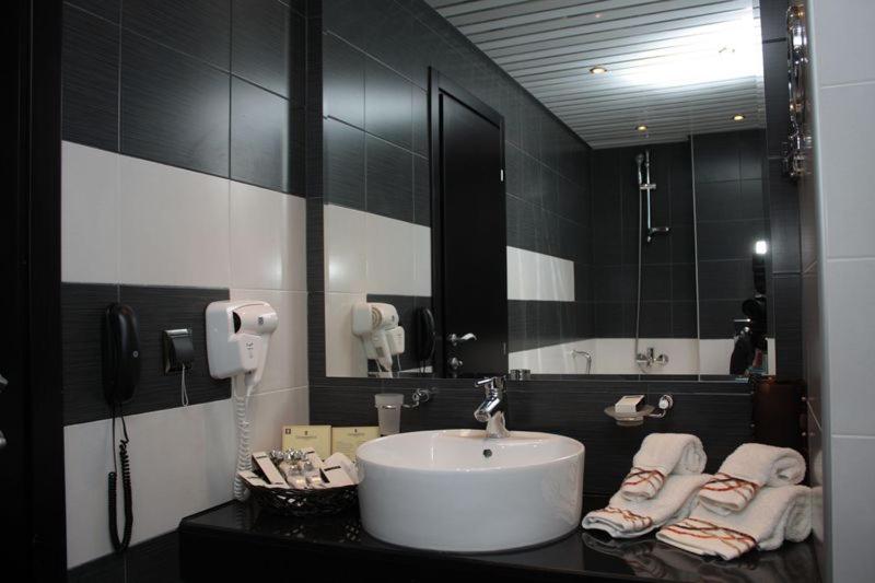 Standard Double Room - Free Pool & Gym