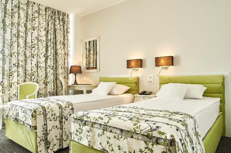Standard Double Room - Photo 12
