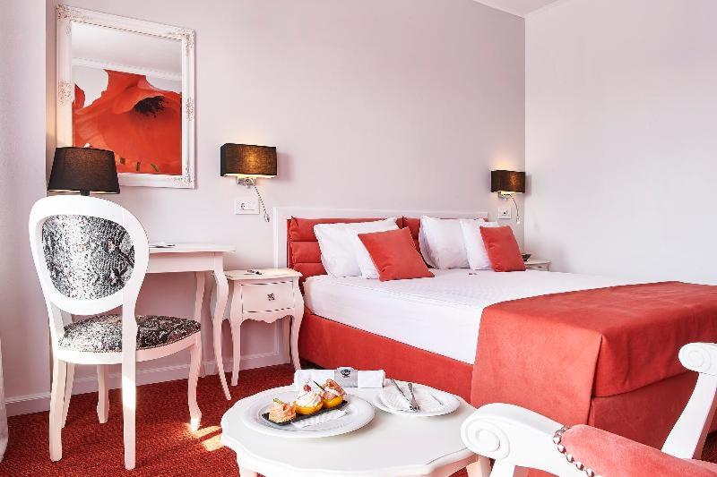 Standard Double Room - Photo 11