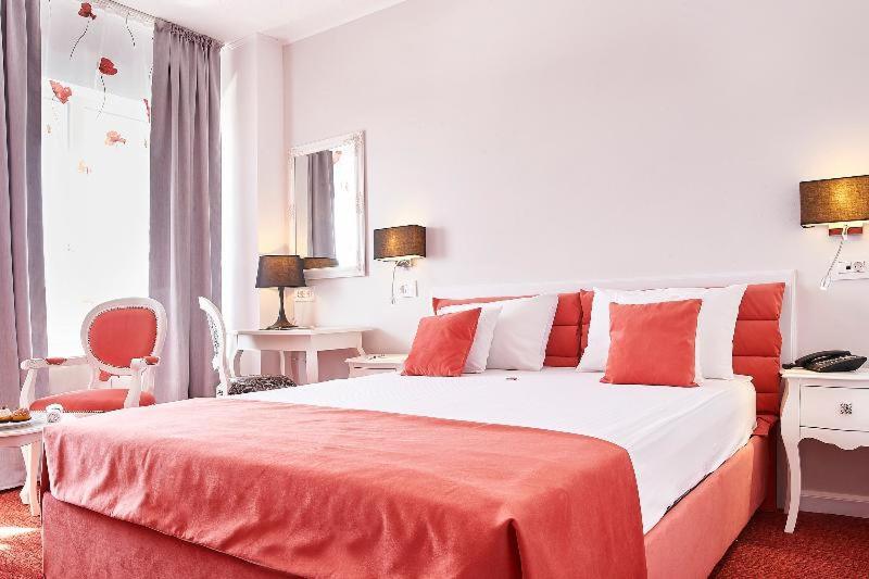 Standard Double Room - Photo 10