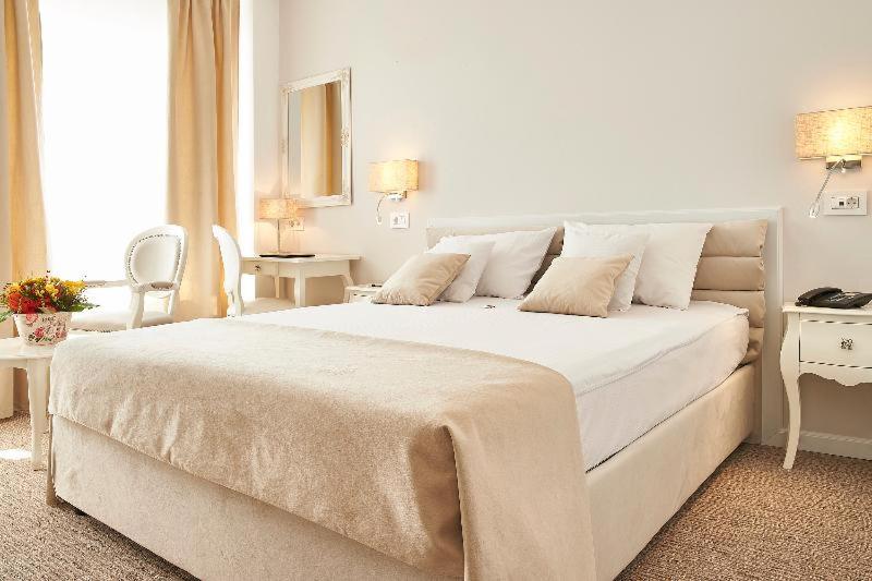 Standard Double Room - Photo 8