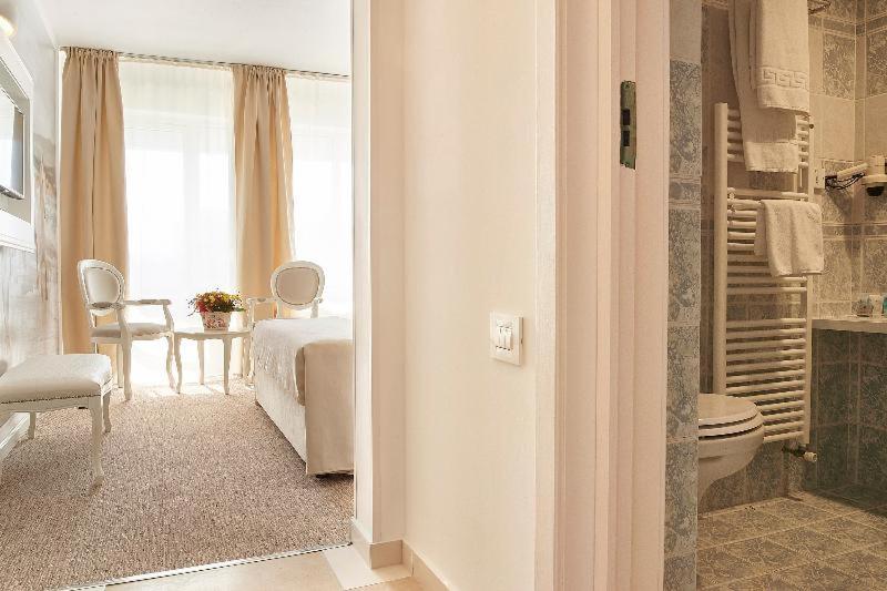 Standard Double Room - Photo 9