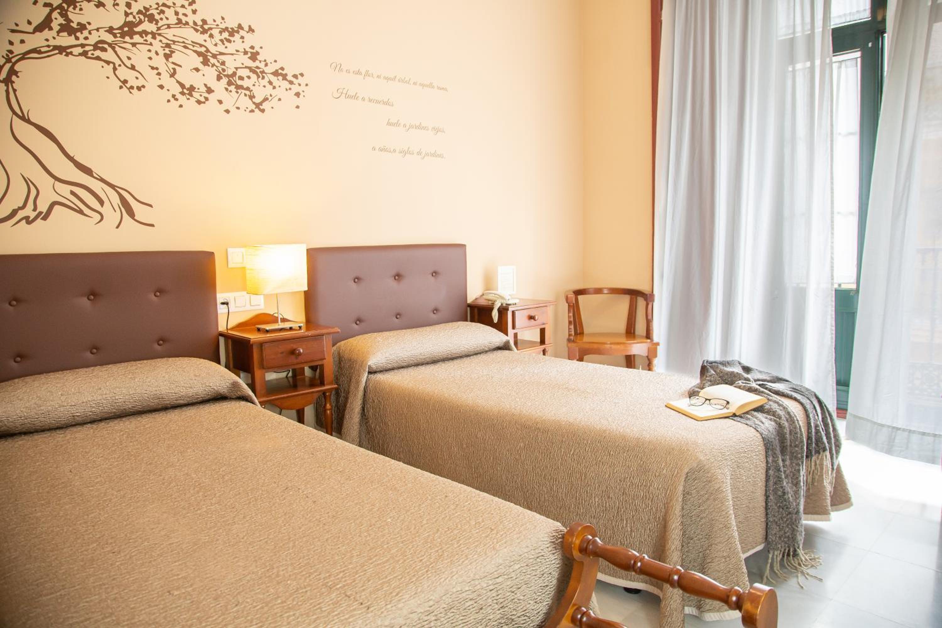 Twin Room - Photo 3