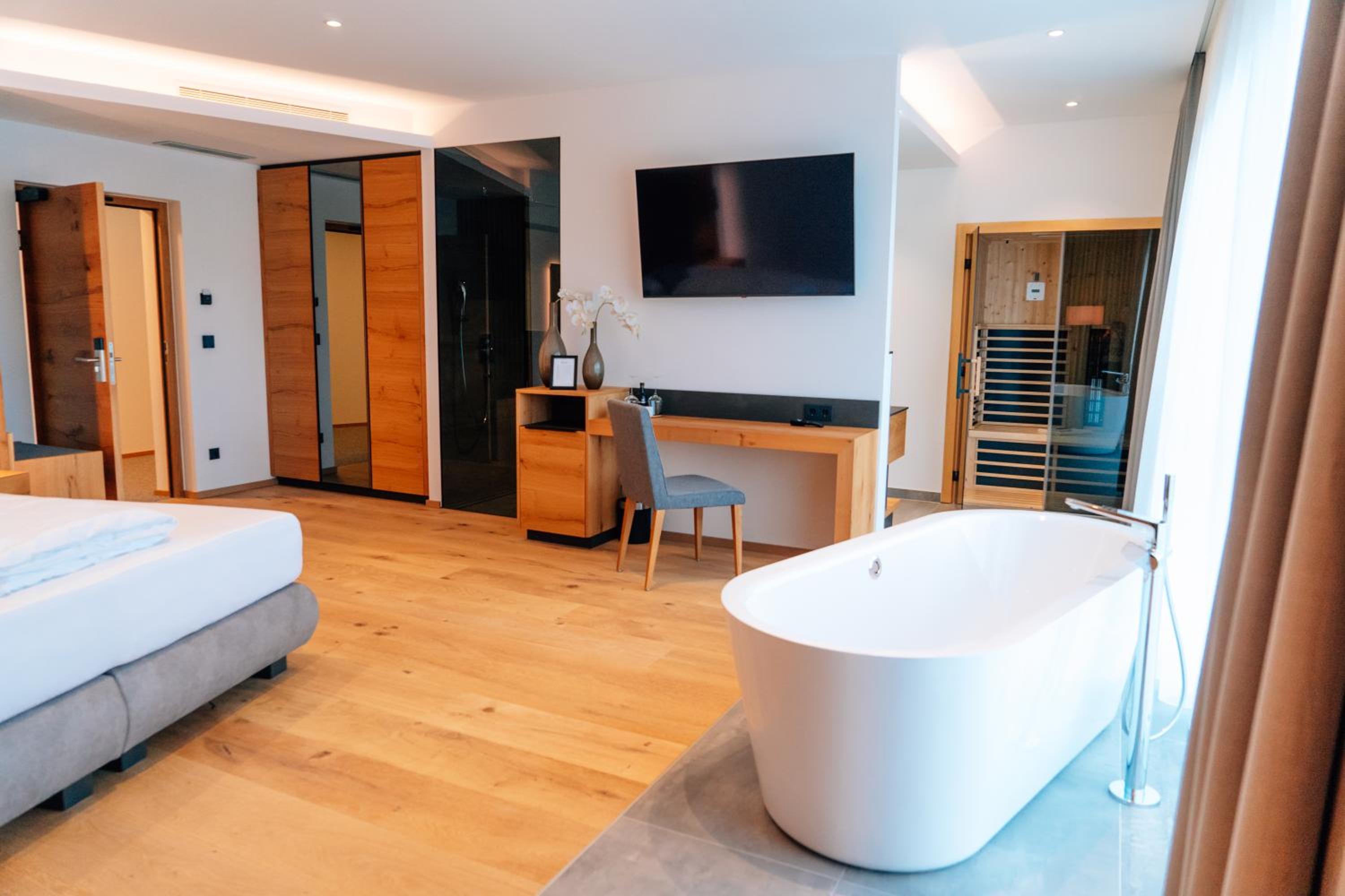 Deluxe Junior Suite - Photo 13