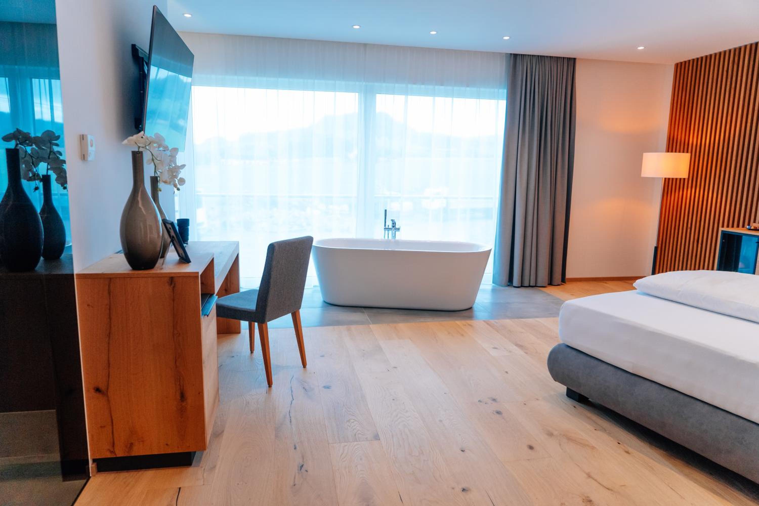 Deluxe Junior Suite - Photo 11