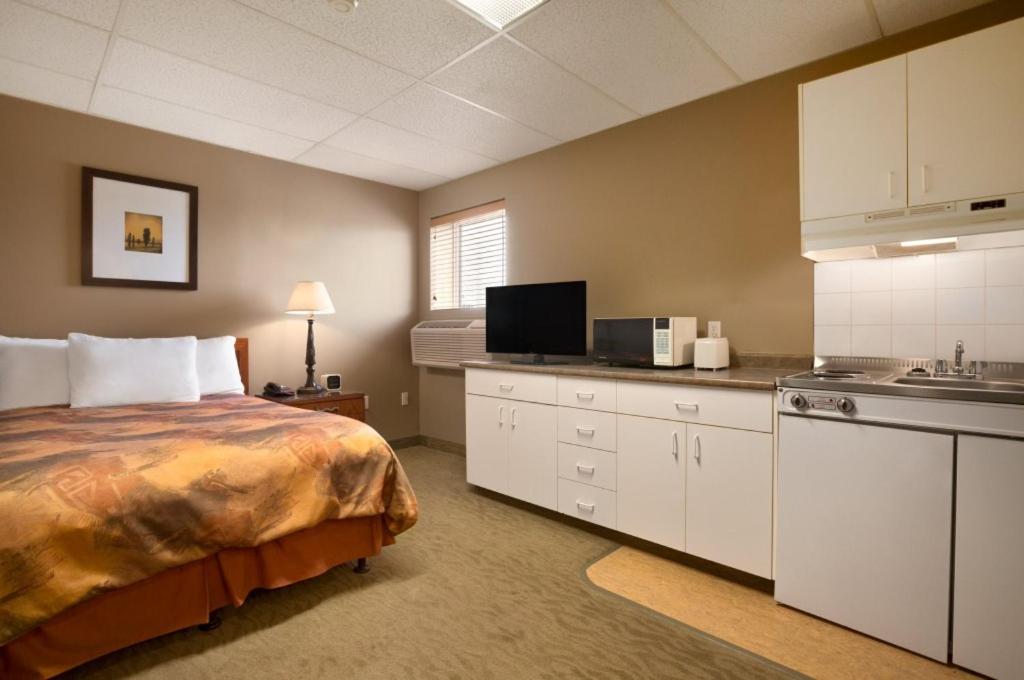 Efficiency Double Room with Two Double Beds - Non-Smoking photo 1