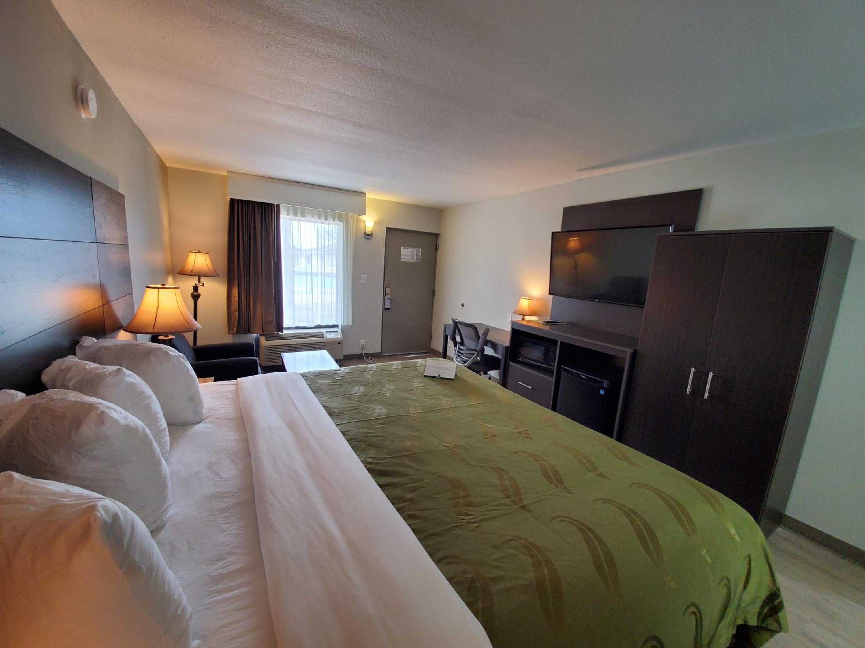 Standard King Room - Non-Smoking  - Photo 4
