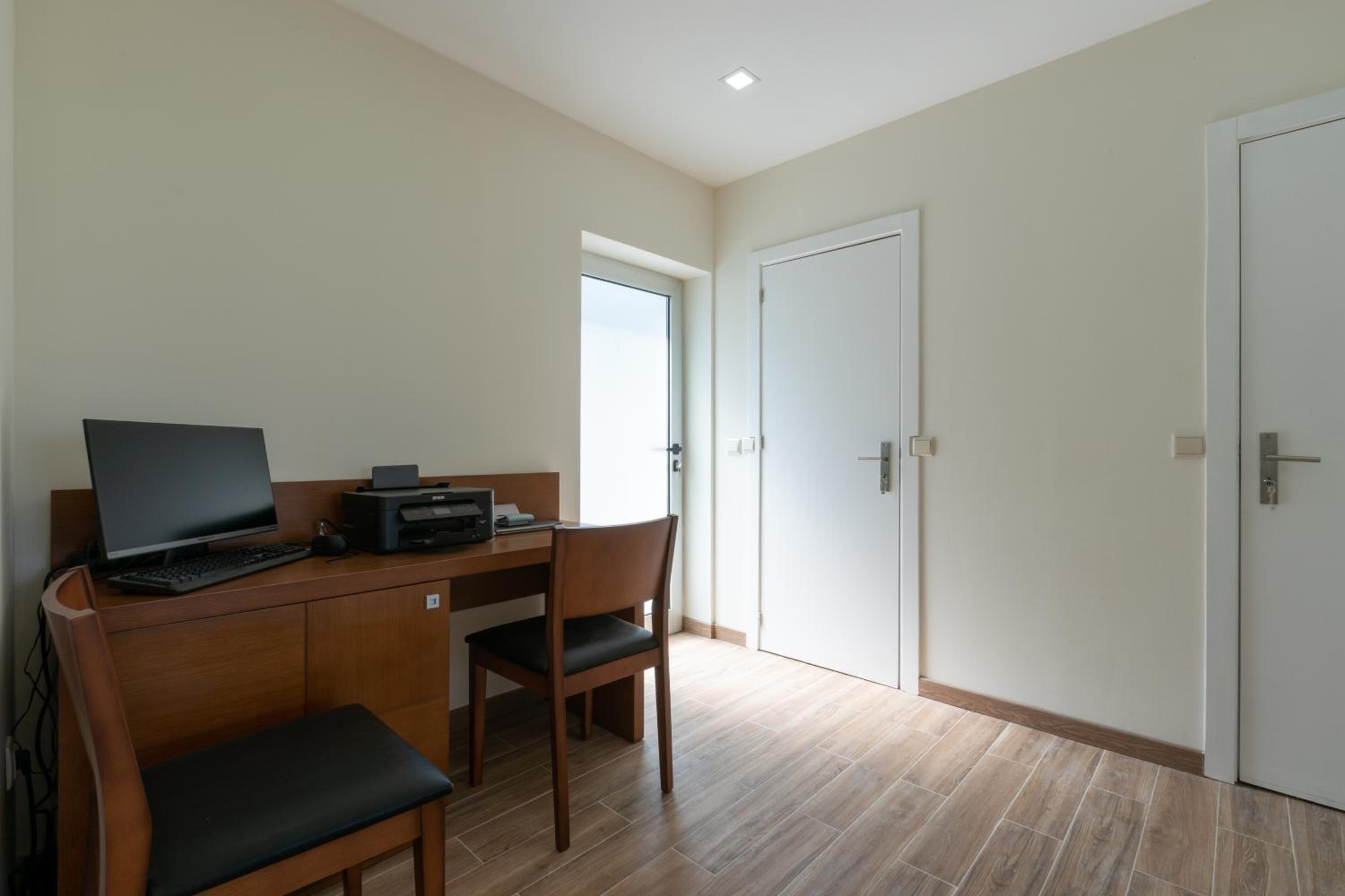 Five-Bedroom House photo 1