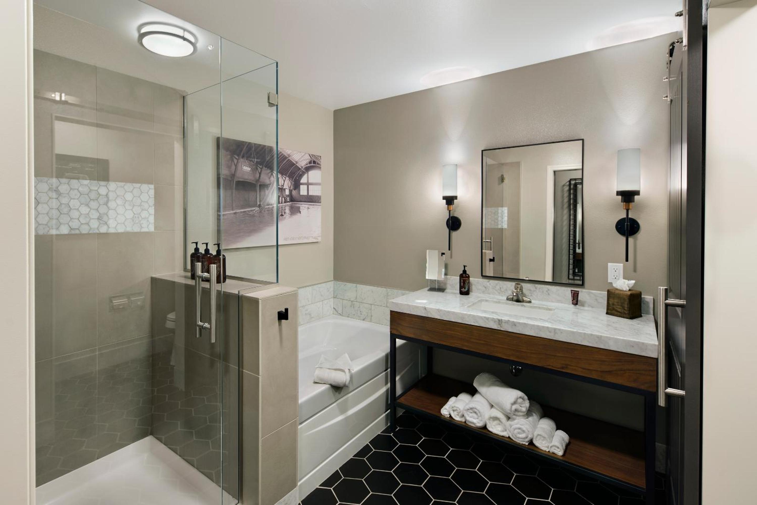 2 Queen Suite - Photo 2