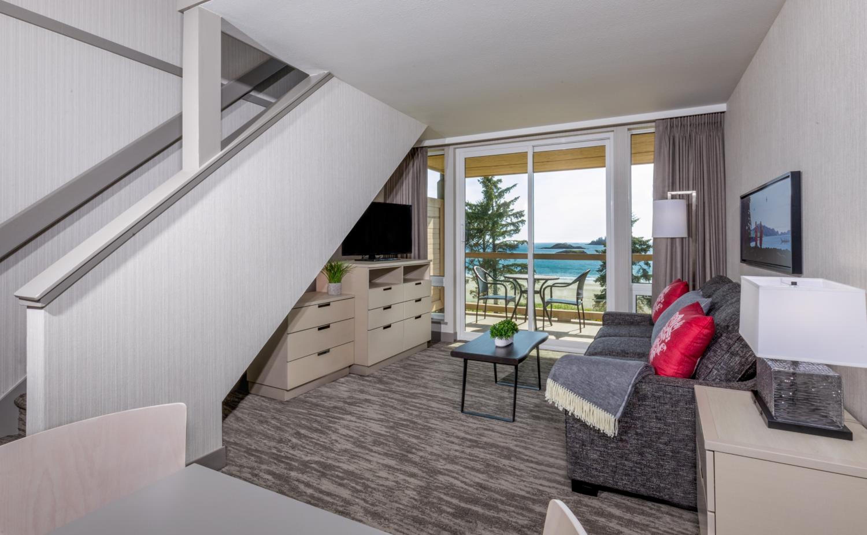 Queen Room With Sofa Bed And Balcony - Ocean View/Non-Smoking thumbnail 5