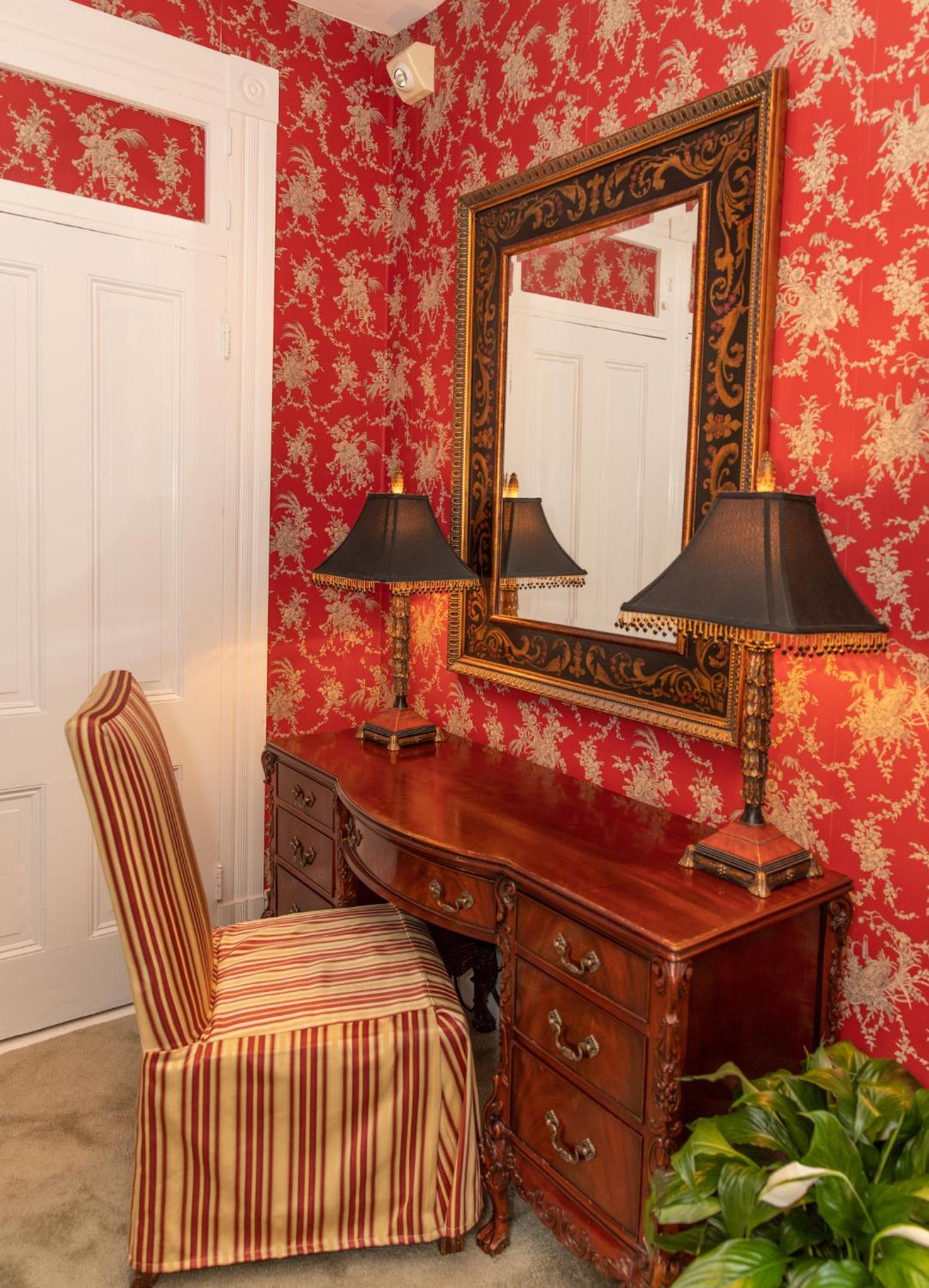 Queen Room photo 1