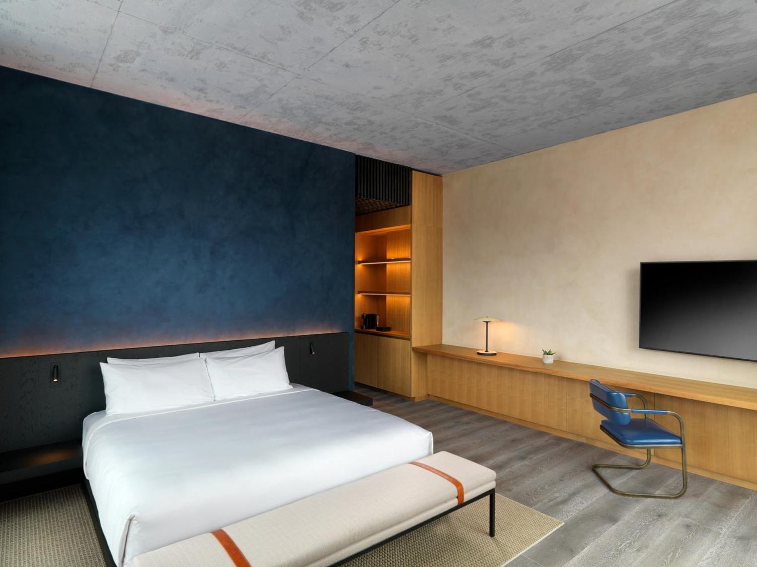 Deluxe King Room - Photo 2