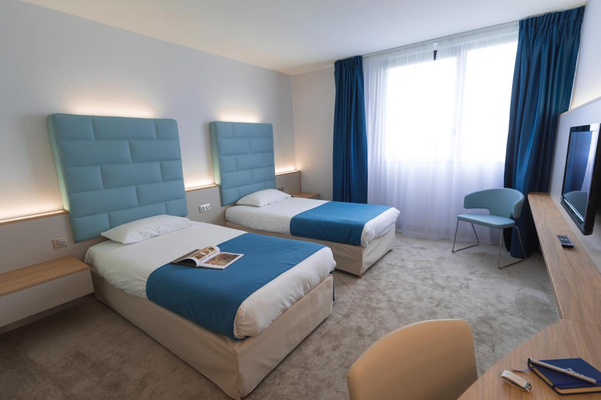 Premium Twin Room - Photo 1