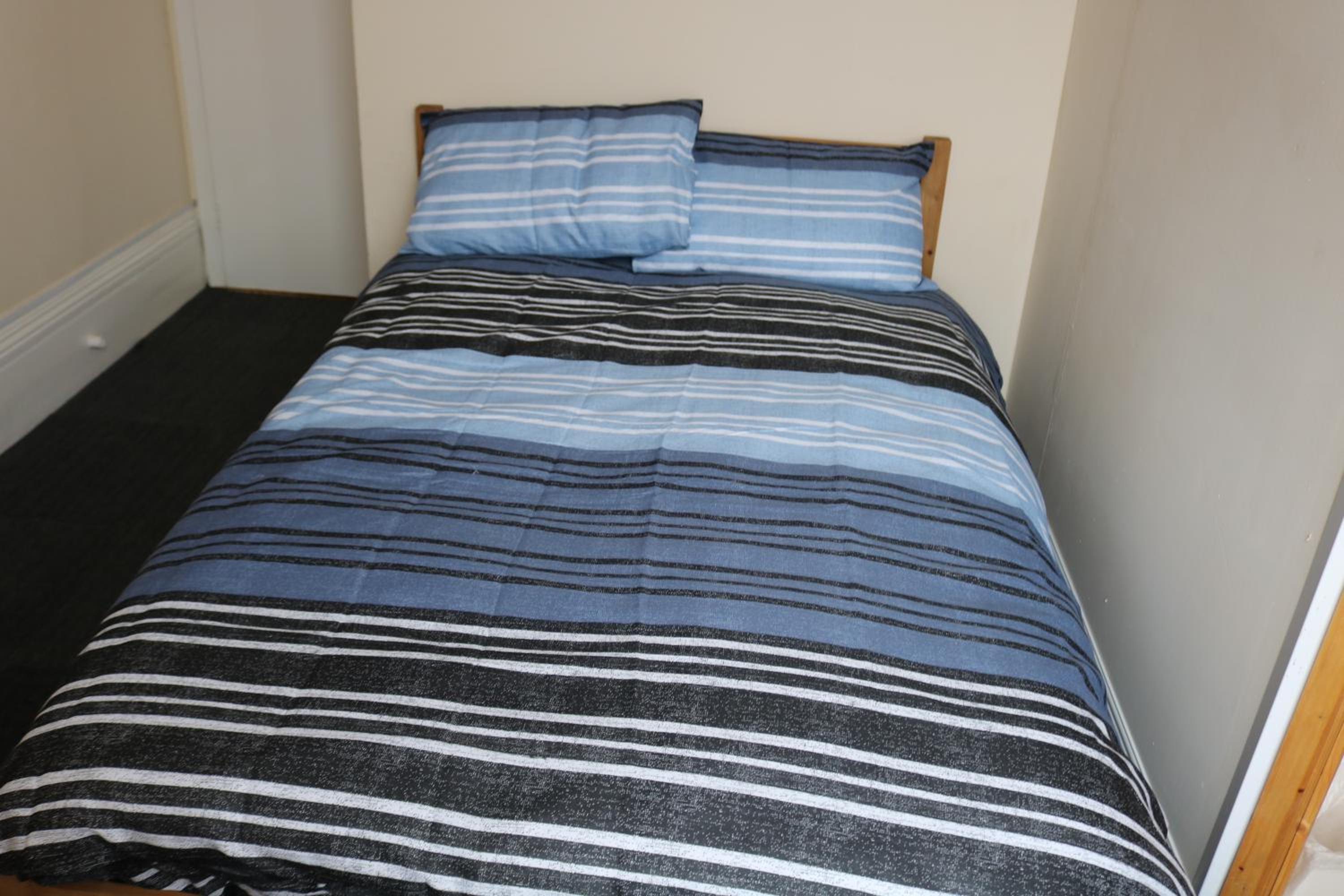 Double Room with Shared Bathroom photo 3