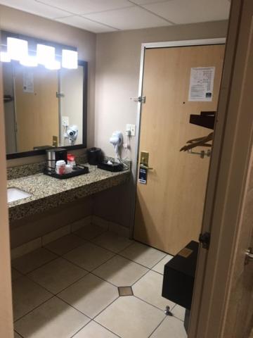 Queen Room - Disability Access - Photo 7