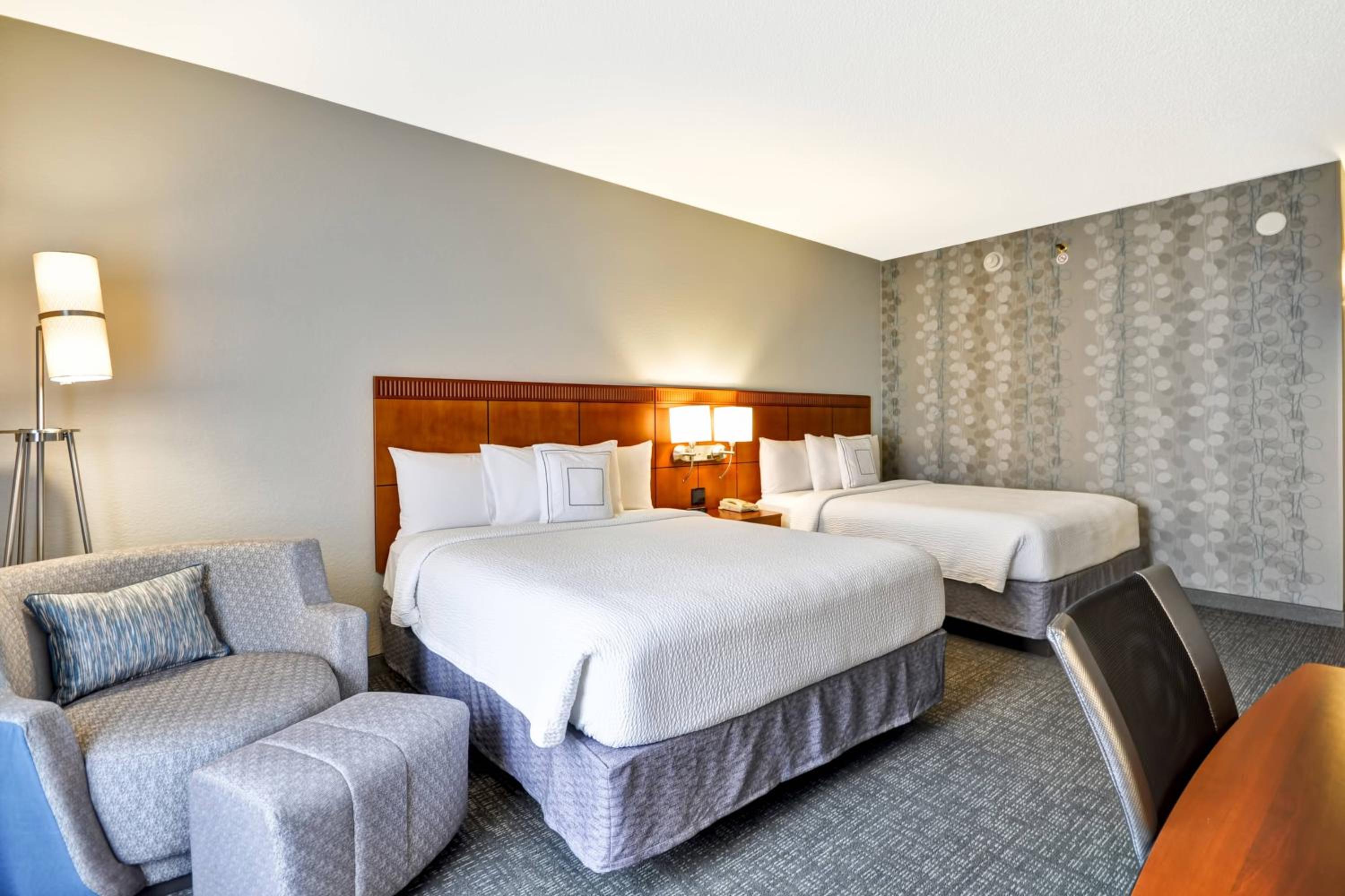 Queen Room with Two Queen Beds photo 1