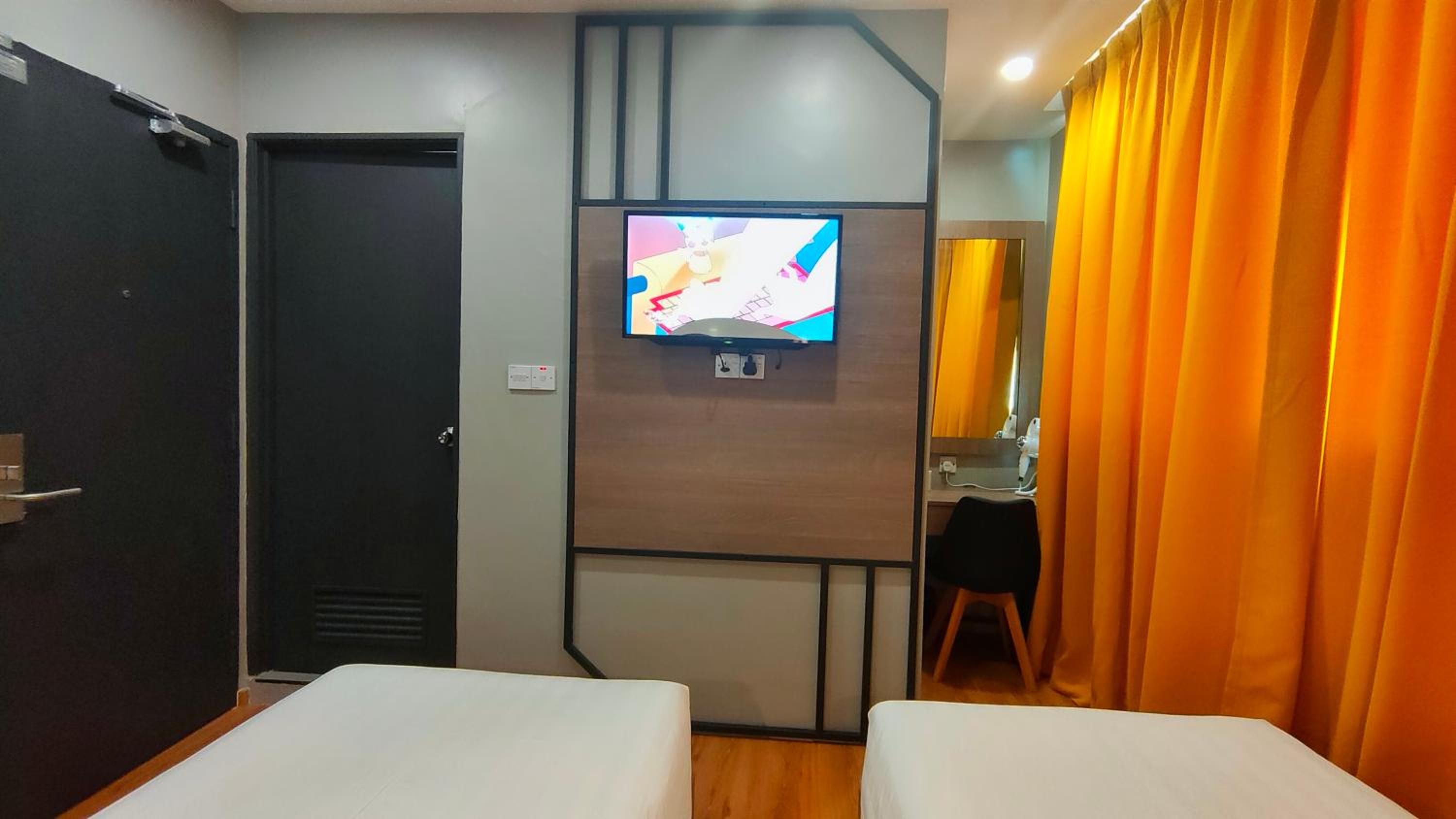 Standard Twin Room - Photo 11
