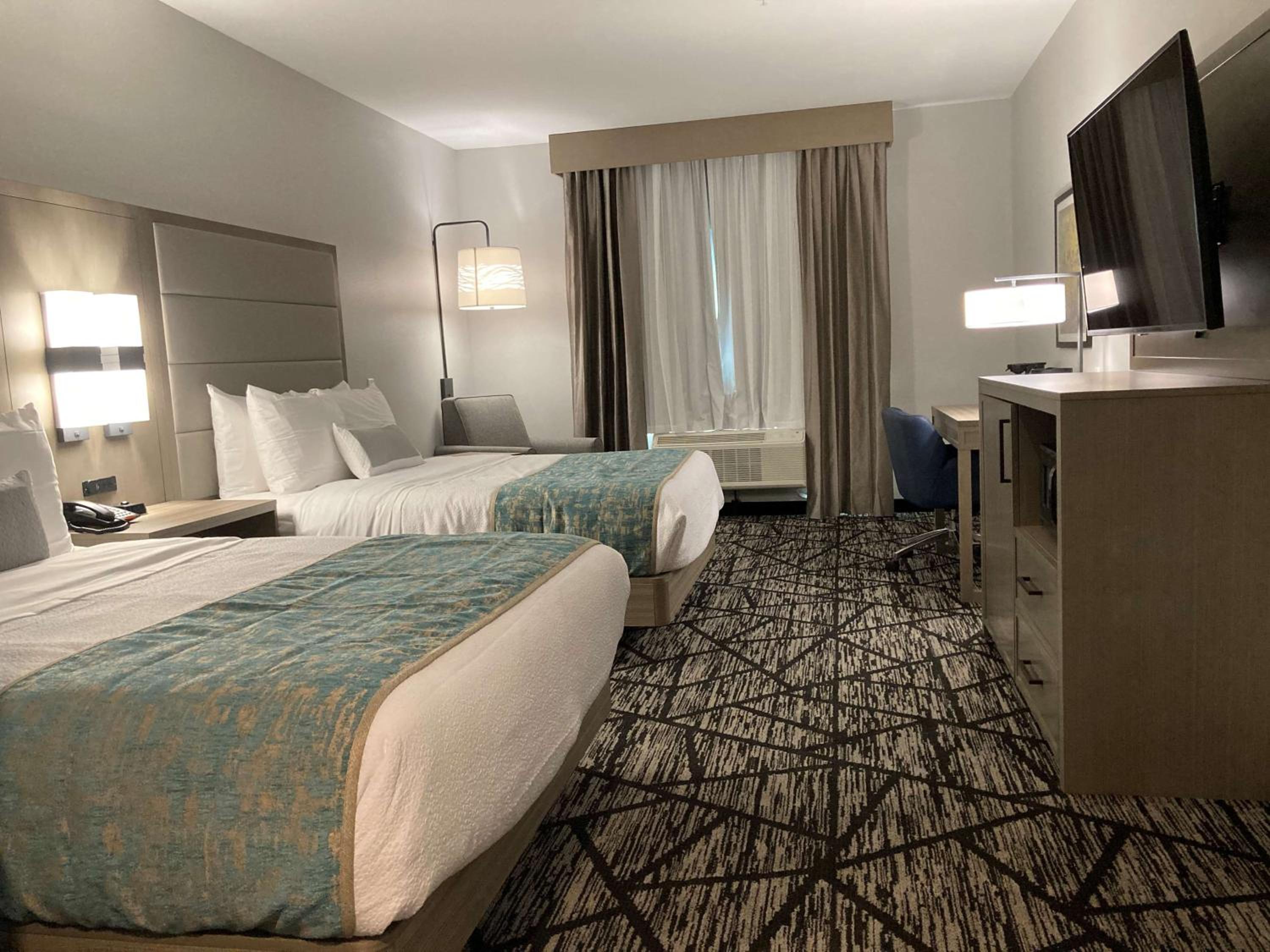 Queen Room with Two Queen Beds and Mobility Accessible Bathtub - Photo 8
