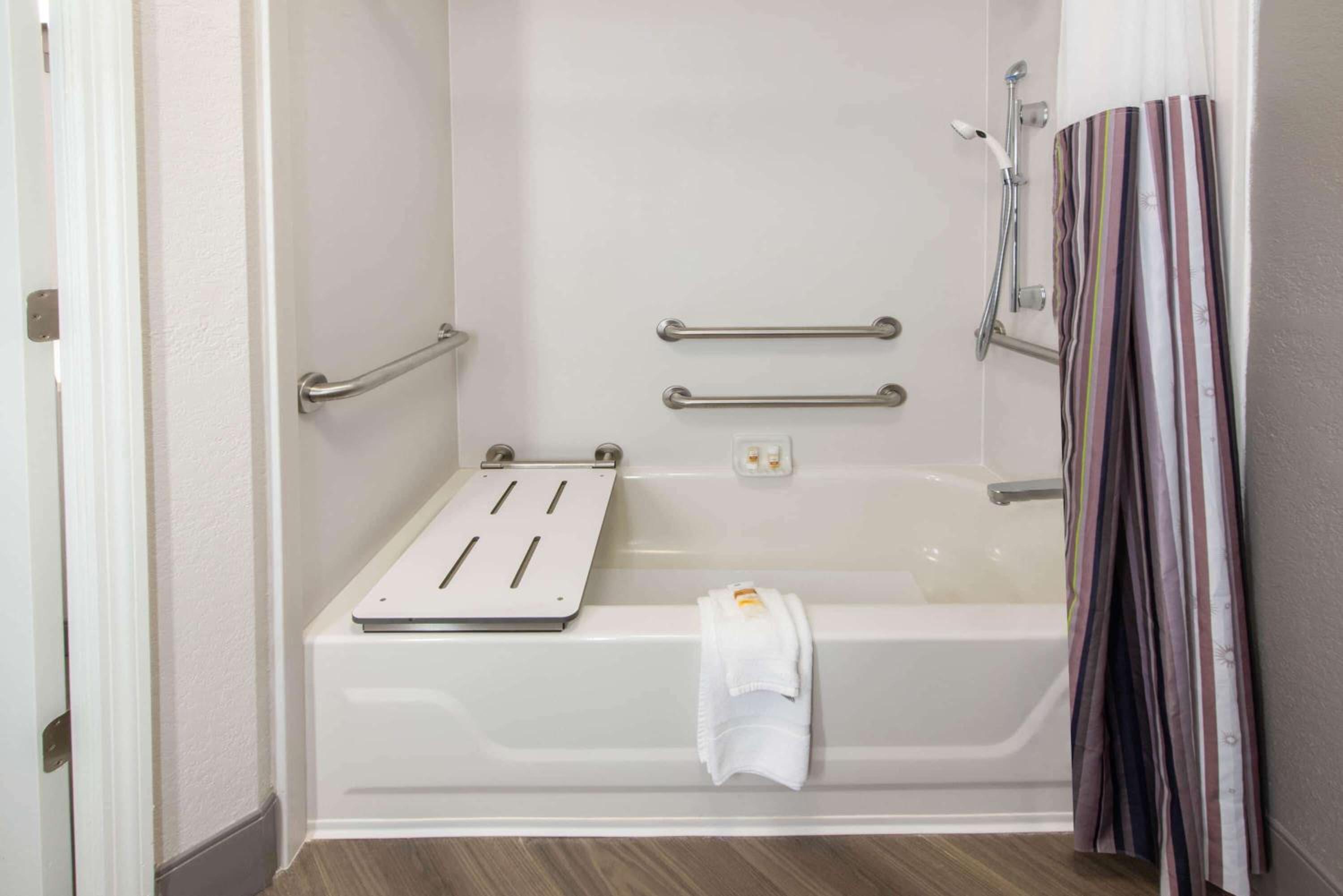 King Room with Bath Tub - Mobility/Hearing Accessible - Non-Smoking - Photo 2