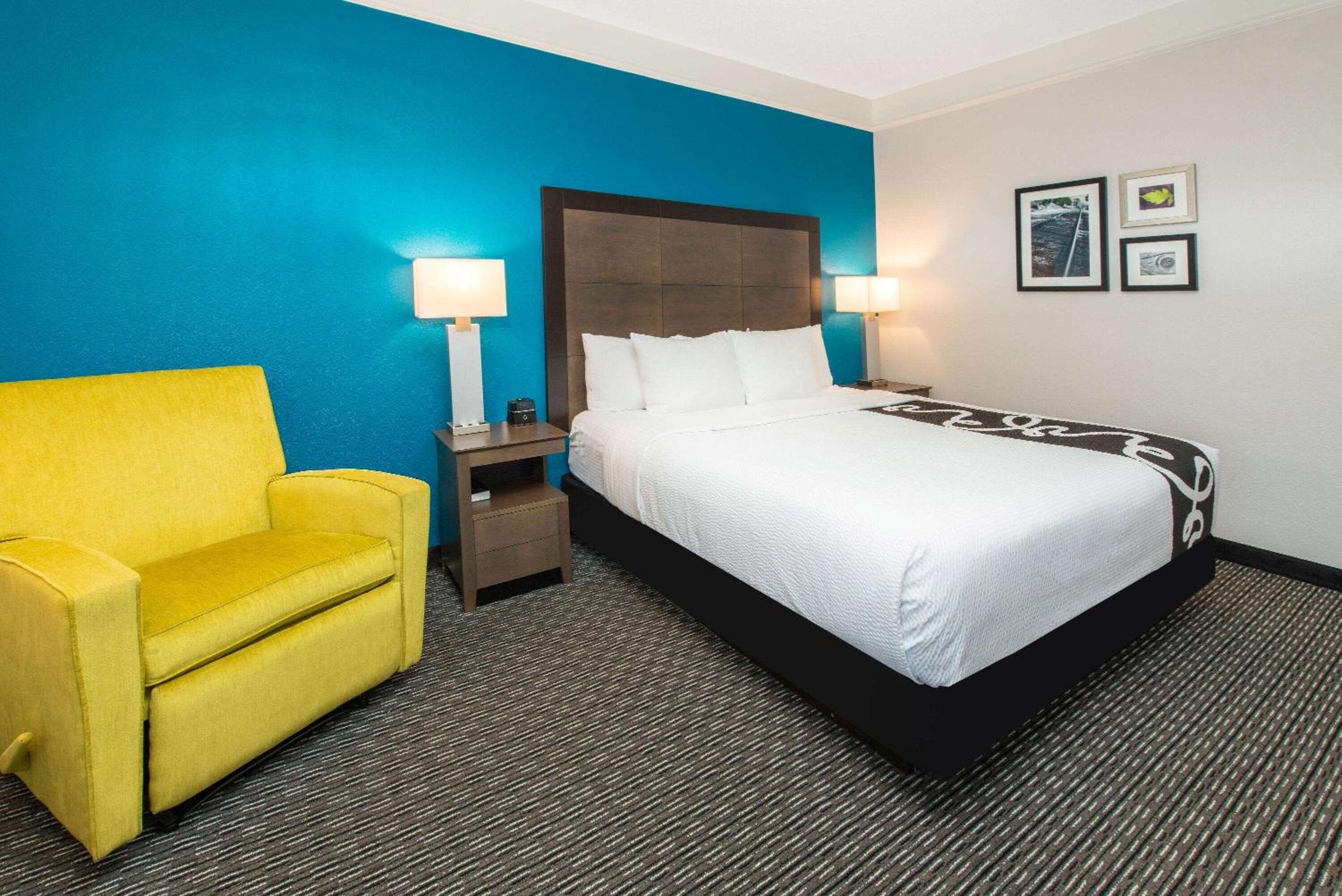 Deluxe King Room - Photo 5