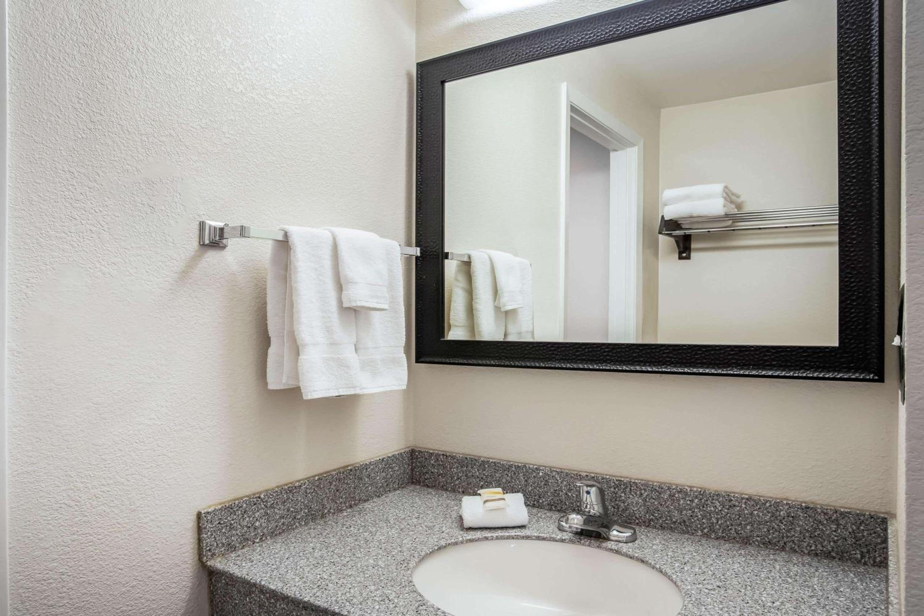 Double Room with Two Double Beds - Photo 6