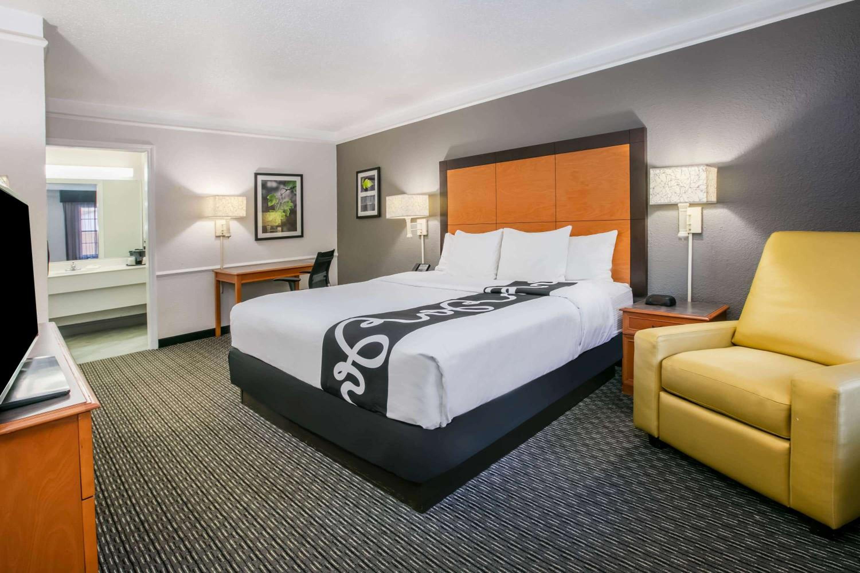 Deluxe King Room photo 3