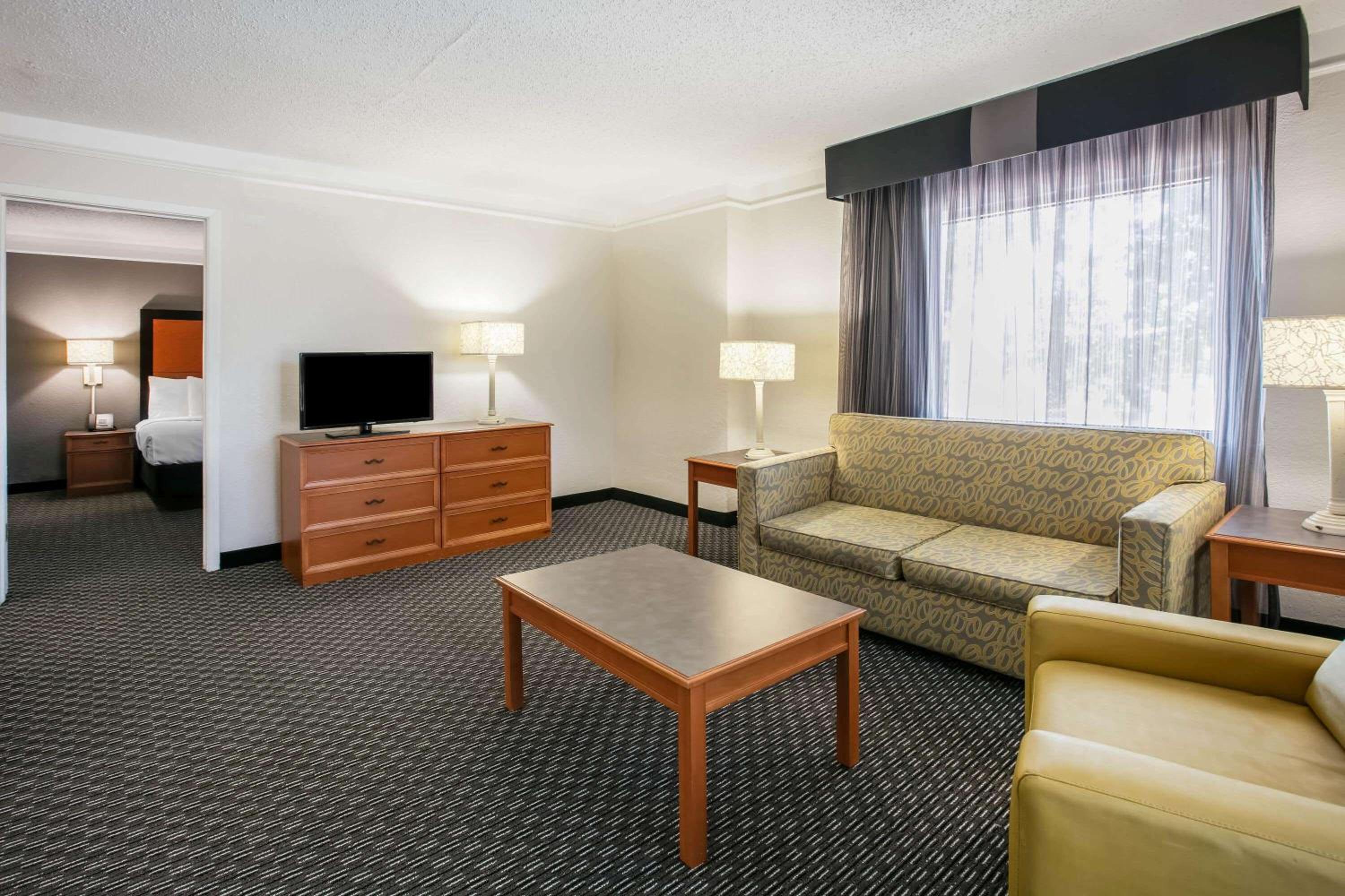 King Suite - Non-Smoking photo 3