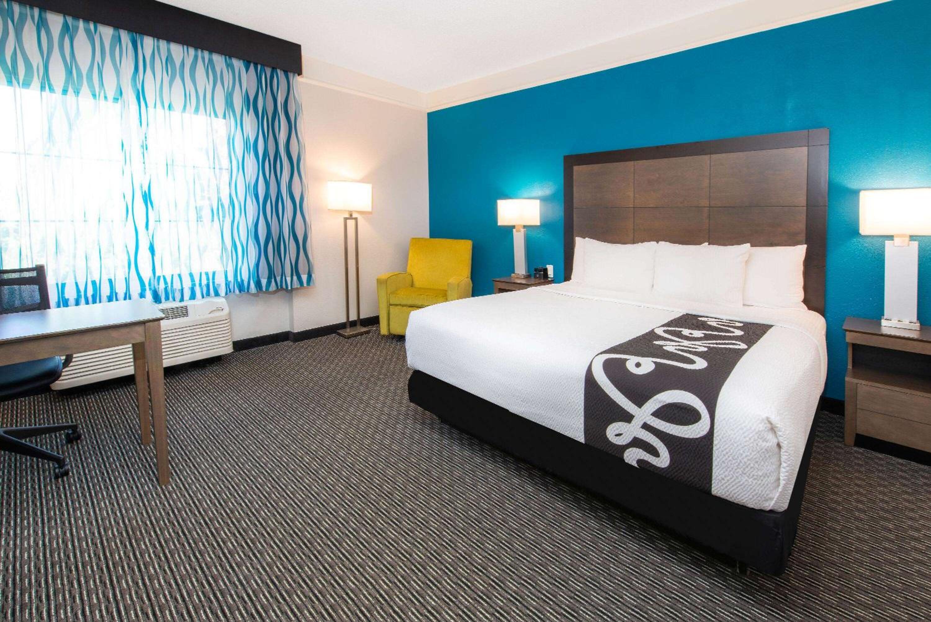 Deluxe King Room - Photo 2