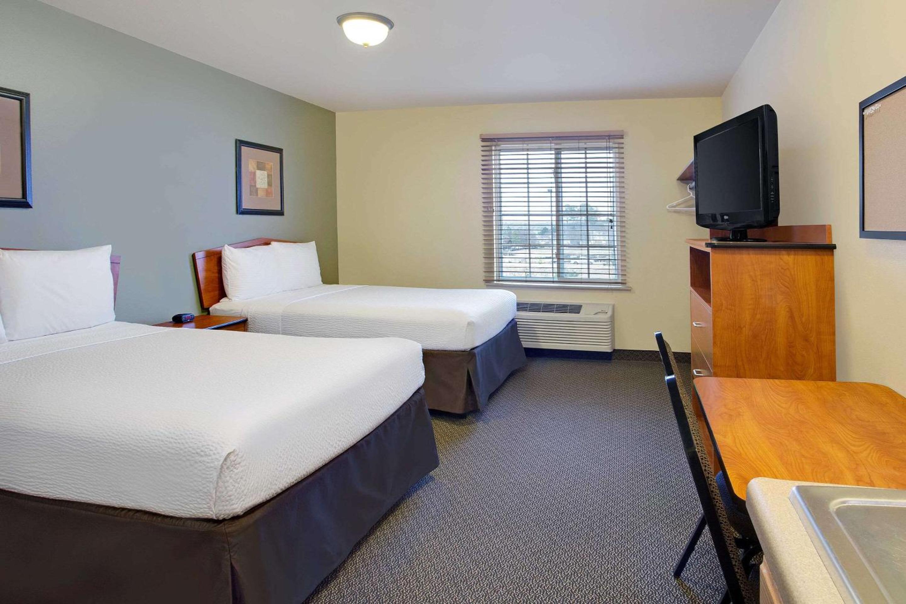 Queen Suite with Two Queen Beds - Non-Smoking photo 1