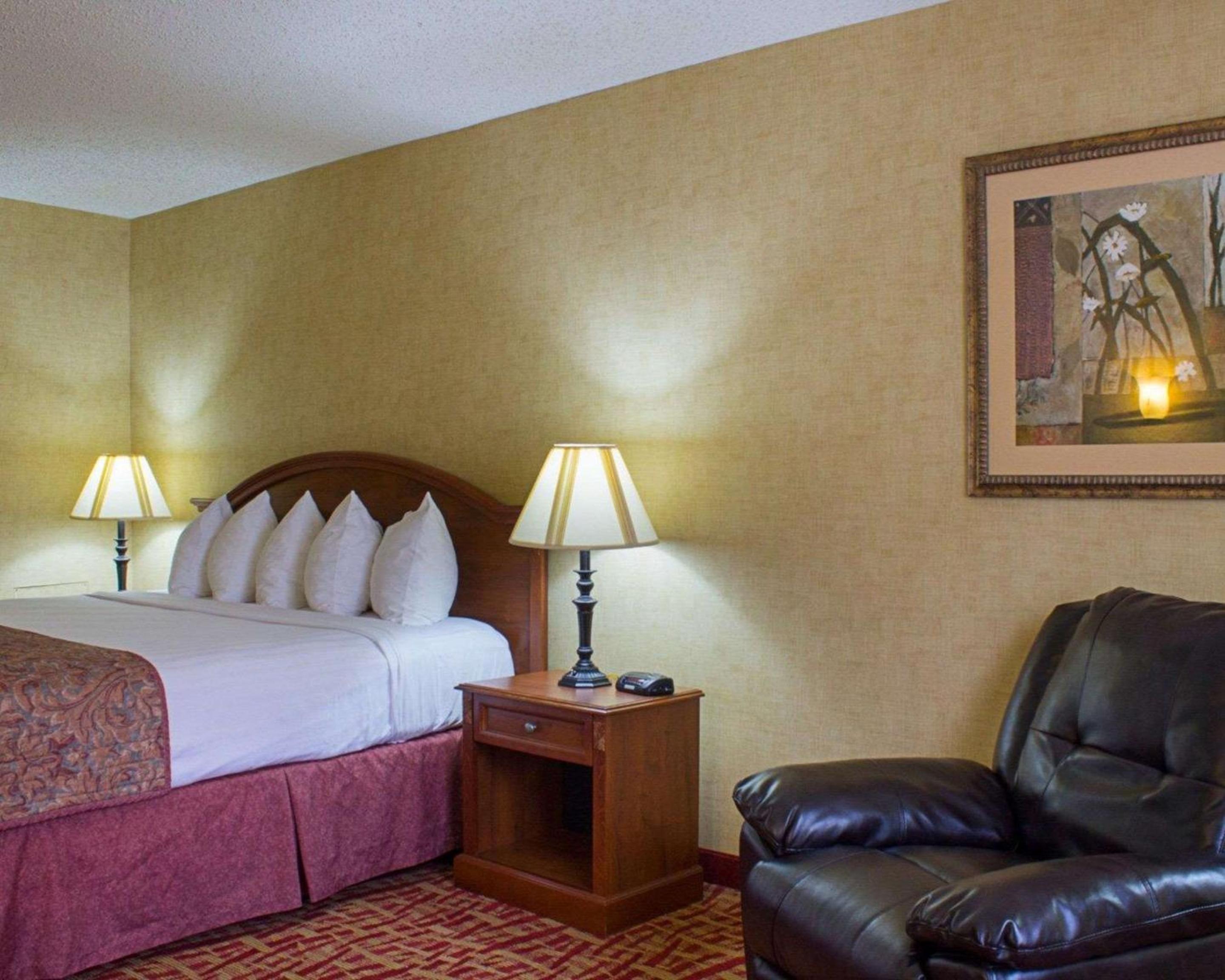 King Room - Non-Smoking - Photo 5