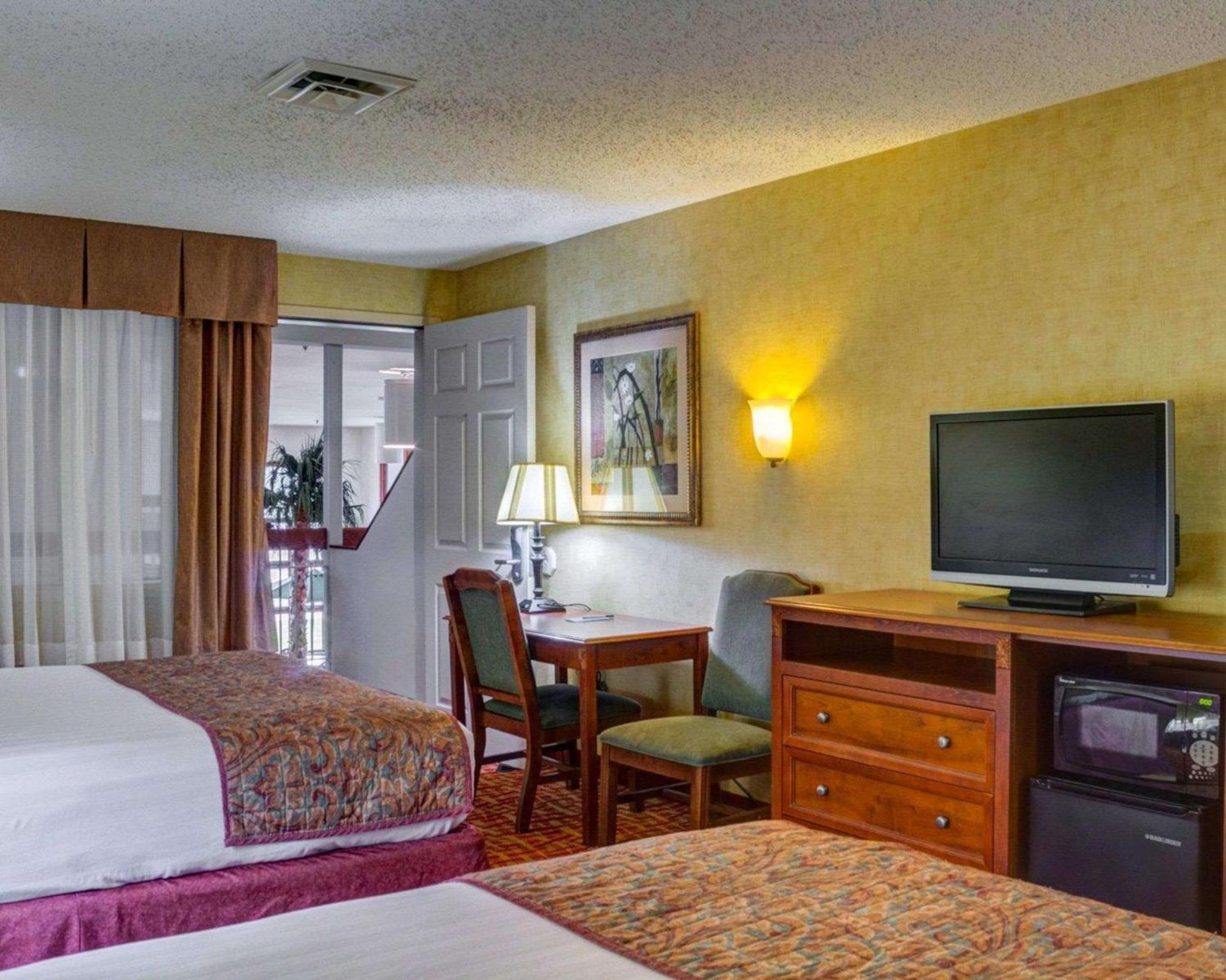 Queen Room with Two Queen Beds and Balcony - Non-Smoking - Photo 3