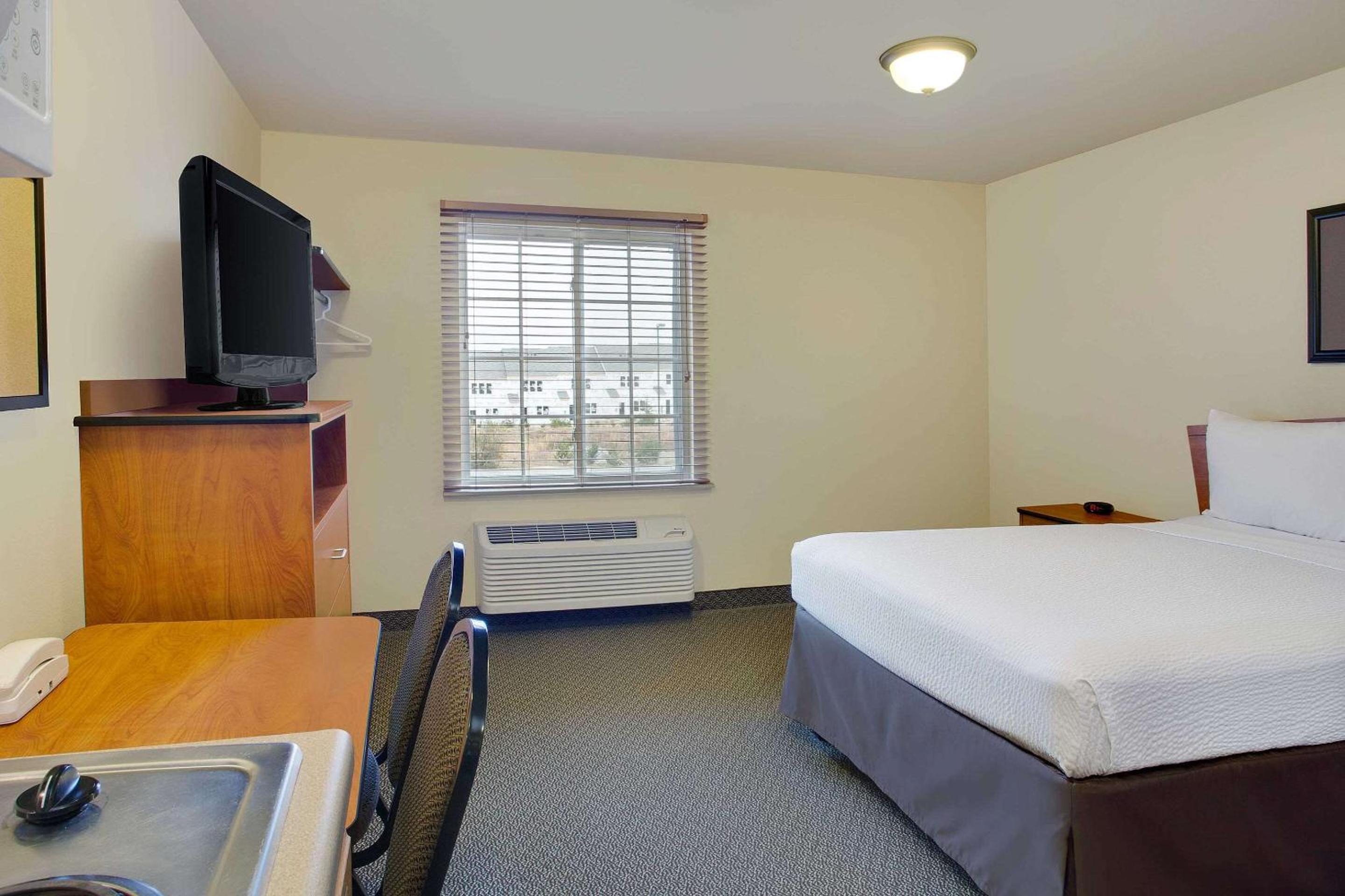 Queen Suite - Accessible/Non-Smoking photo 3