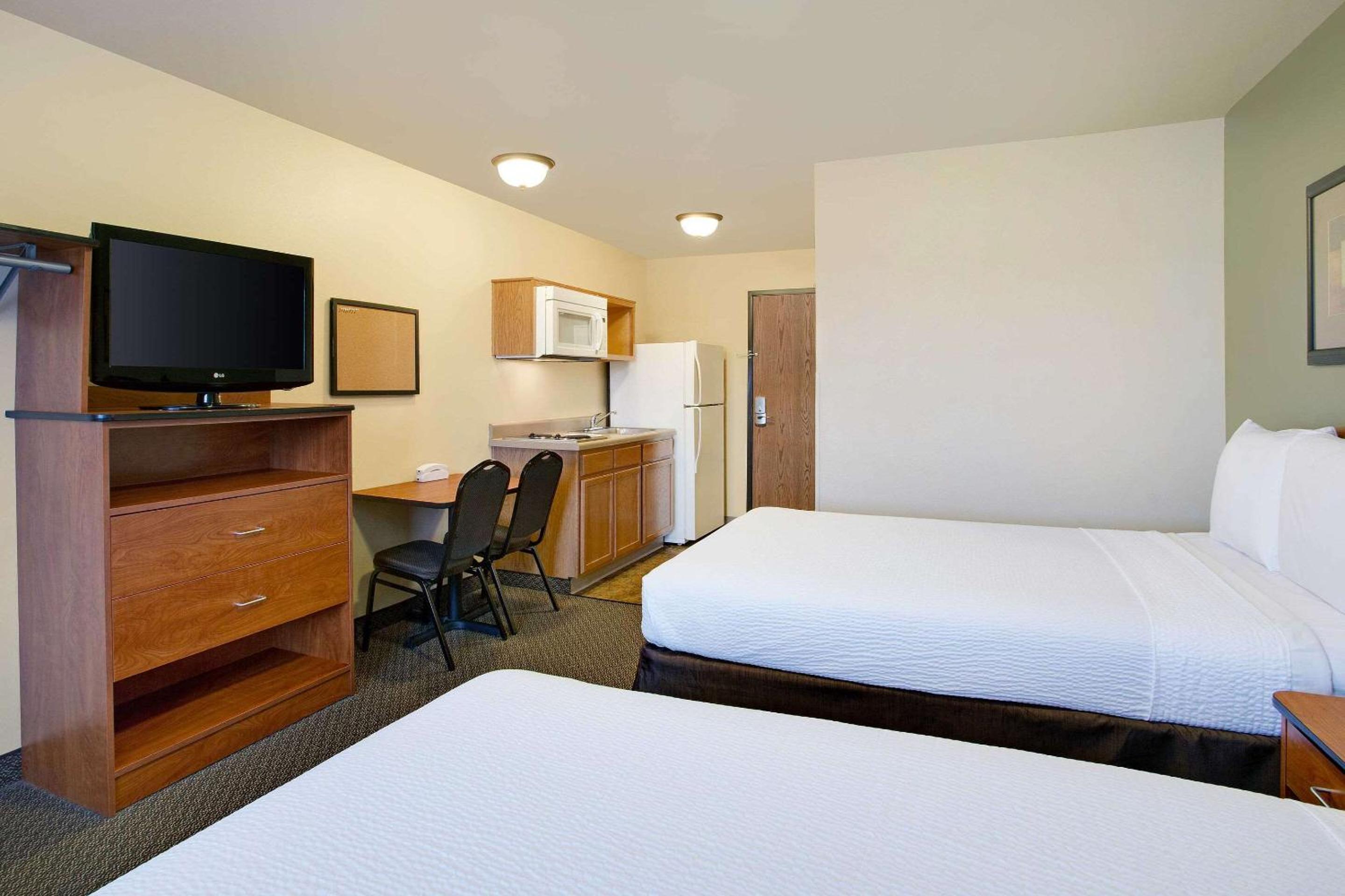 Queen Suite with Two Queen Beds - Non-Smoking photo 2