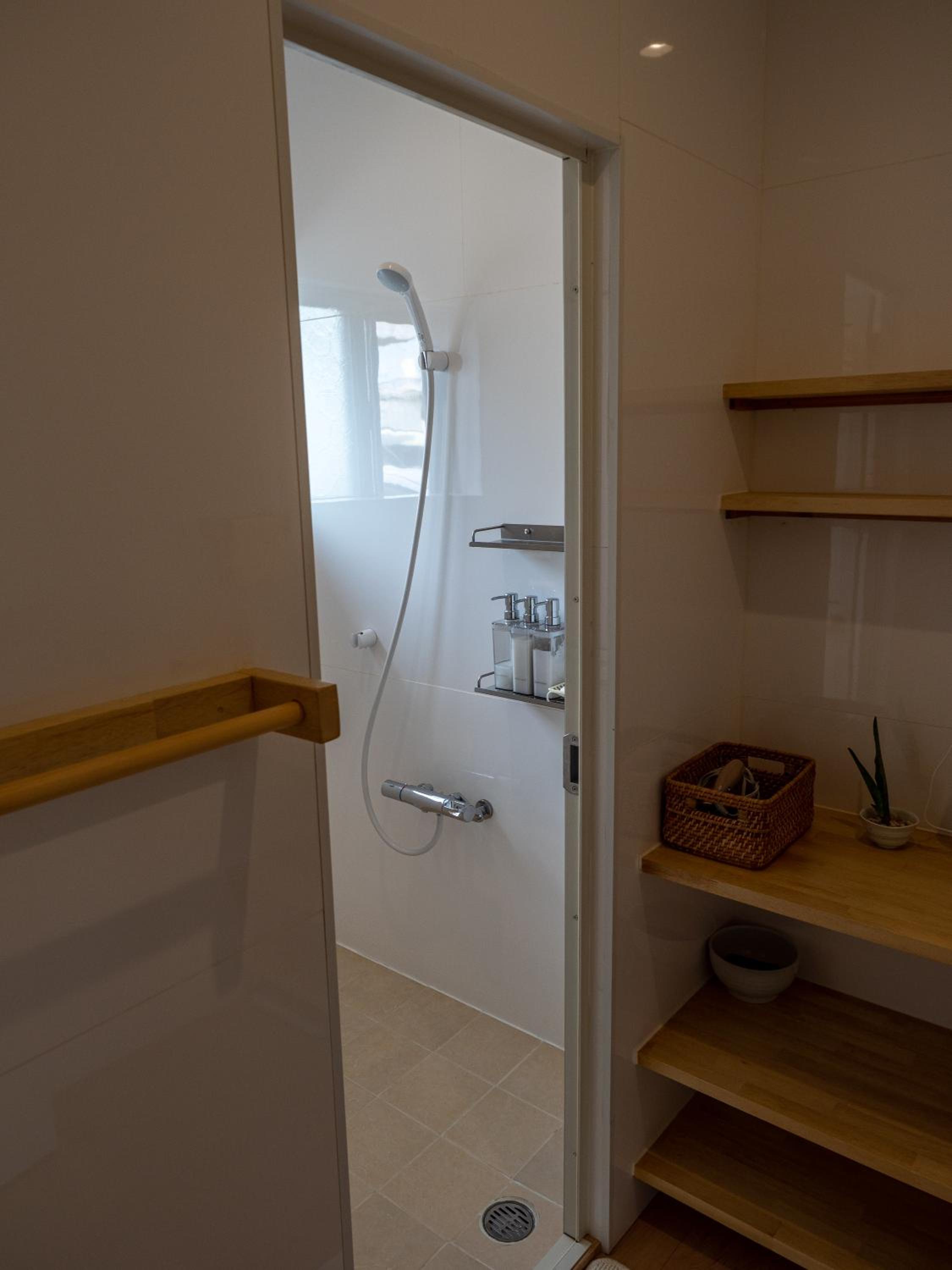 Single Room with Shared Shower and Toilet photo 3