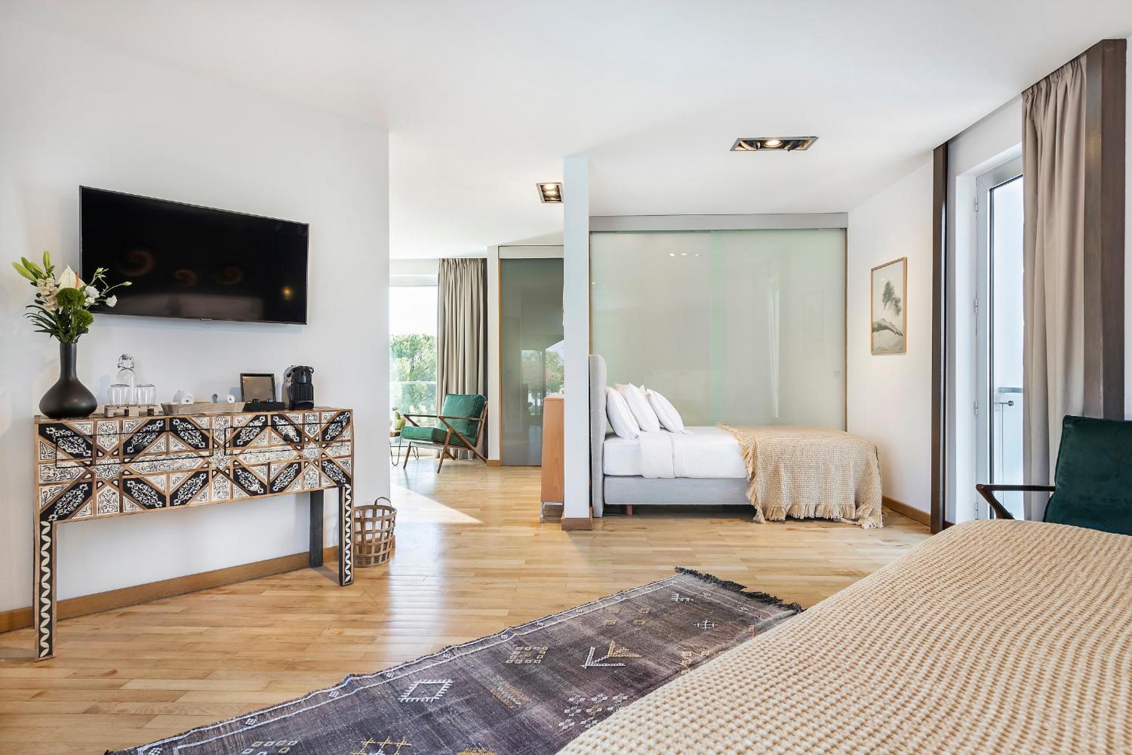 Triple Room with Pool View photo 2