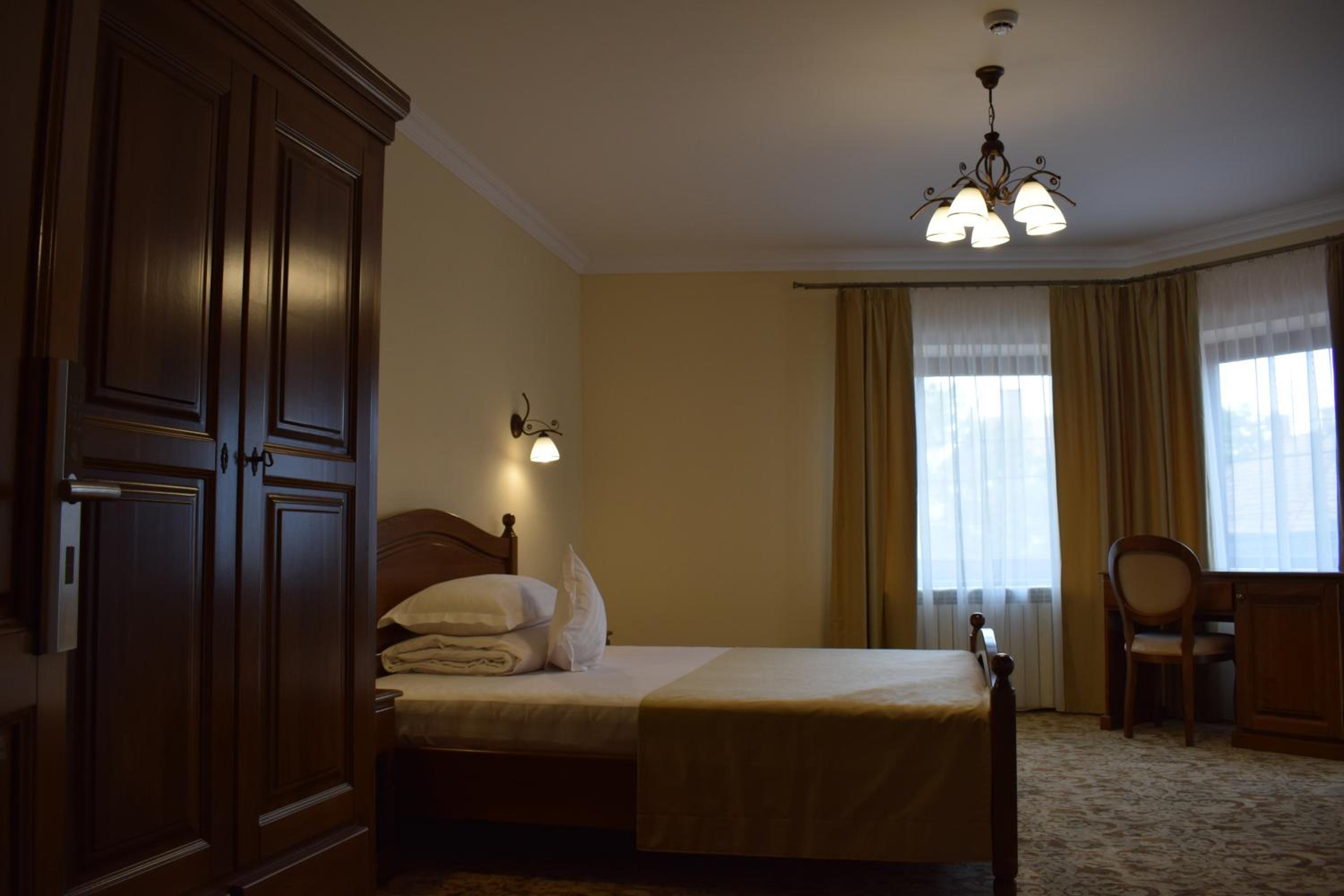 Deluxe Double Room with Balcony - Photo 6