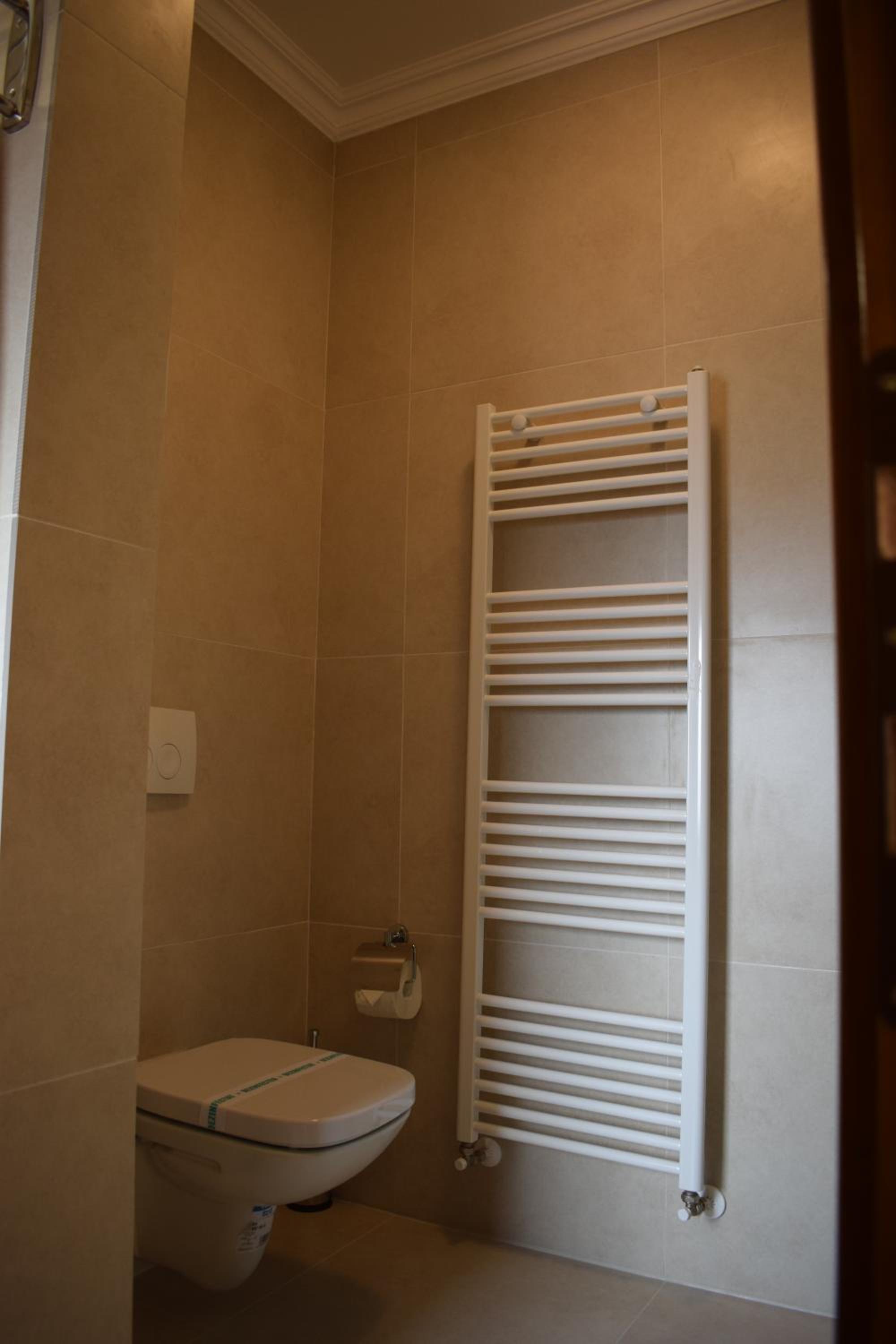 Deluxe Double Room with Balcony - Photo 5