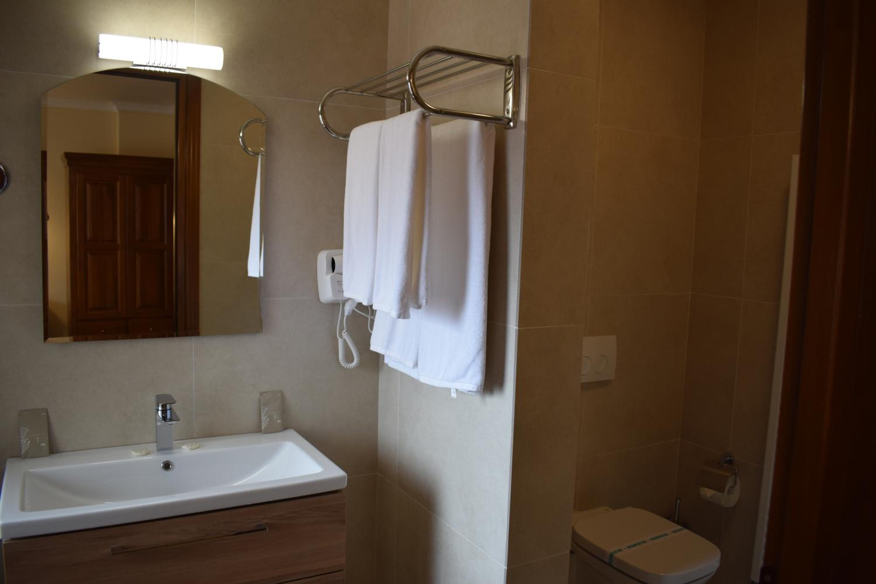 Deluxe Double Room with Balcony - Photo 4