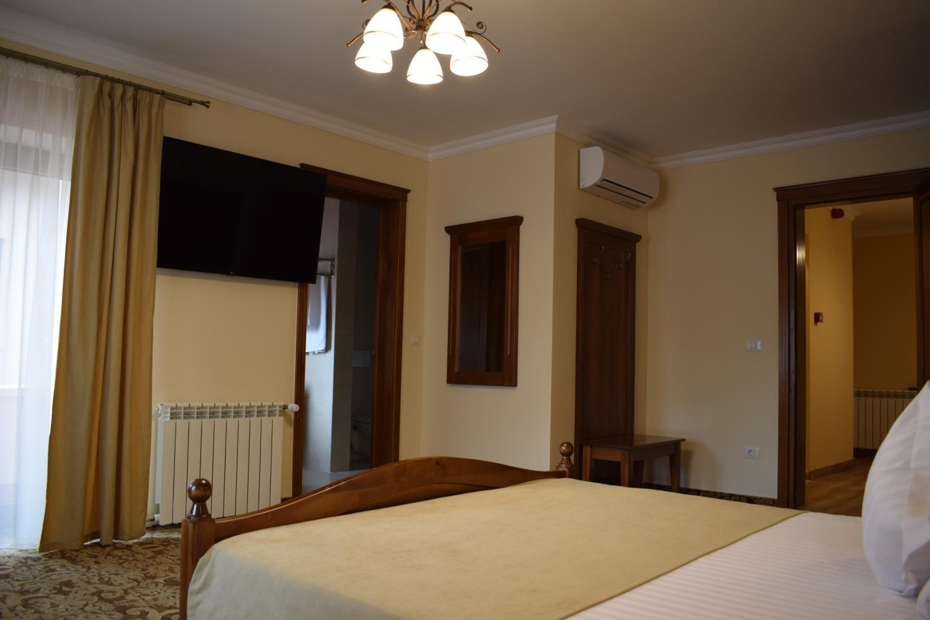 Deluxe Double Room with Balcony - Photo 3