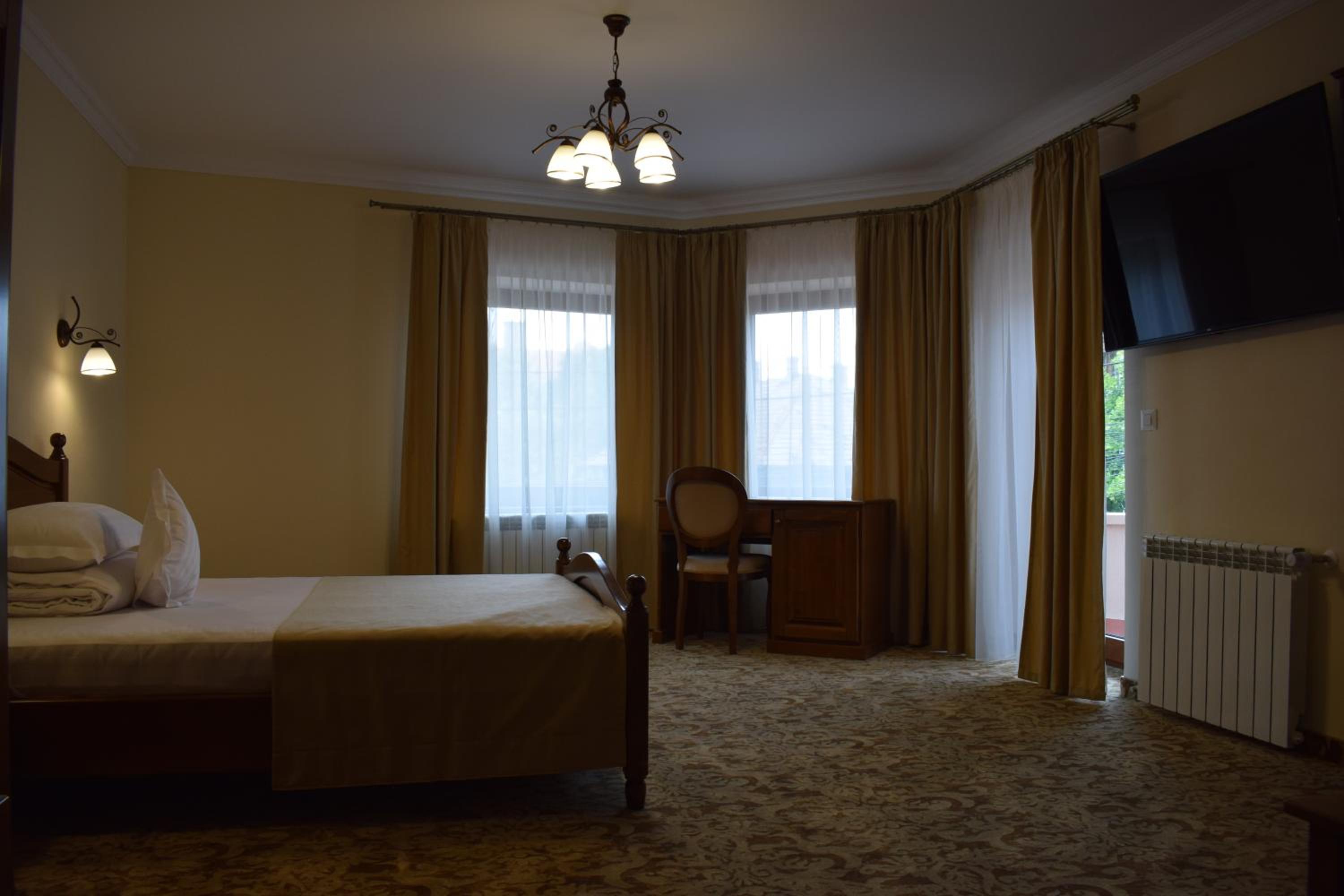 Deluxe Double Room with Balcony - Photo 2