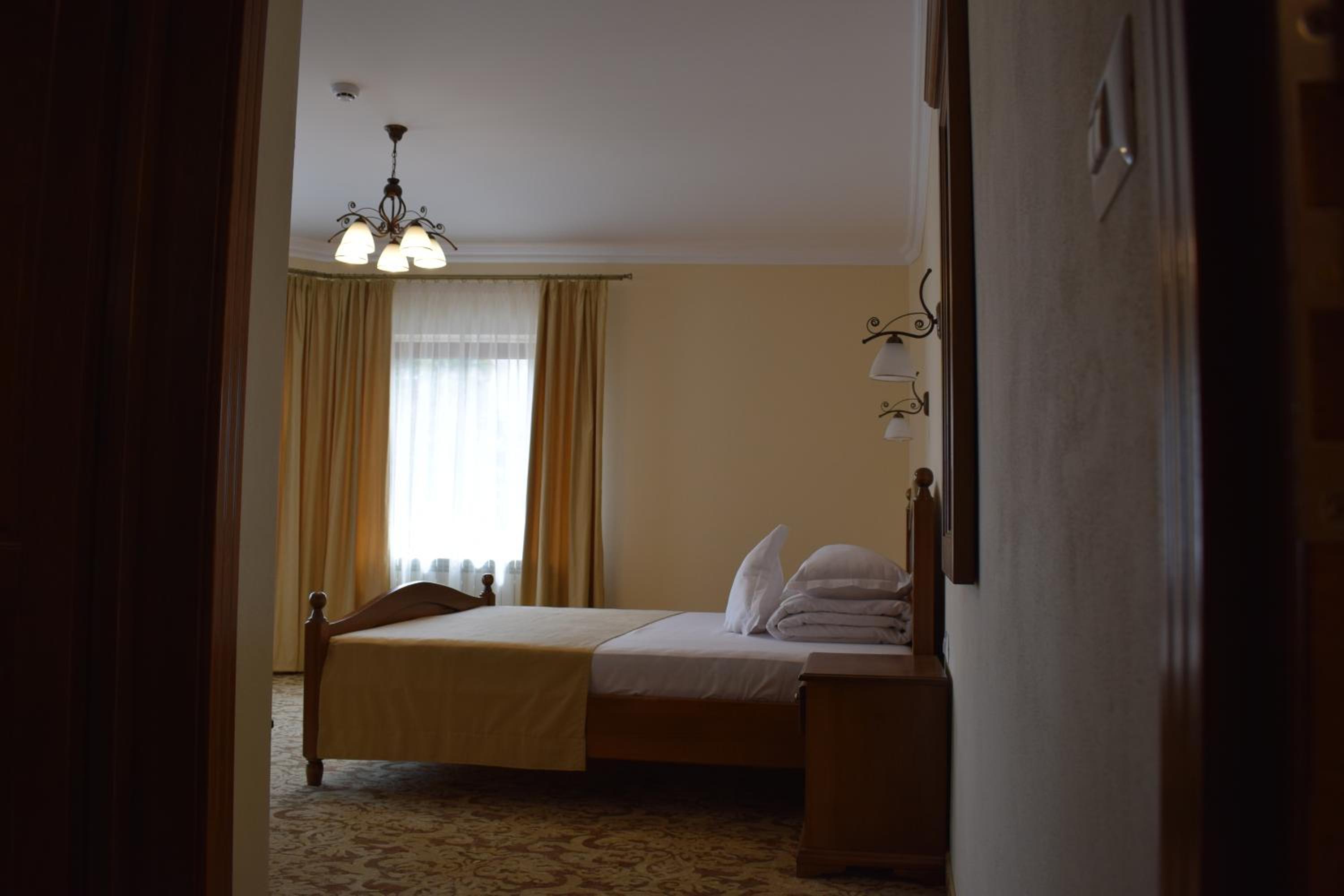 Deluxe Queen Room - Photo 5