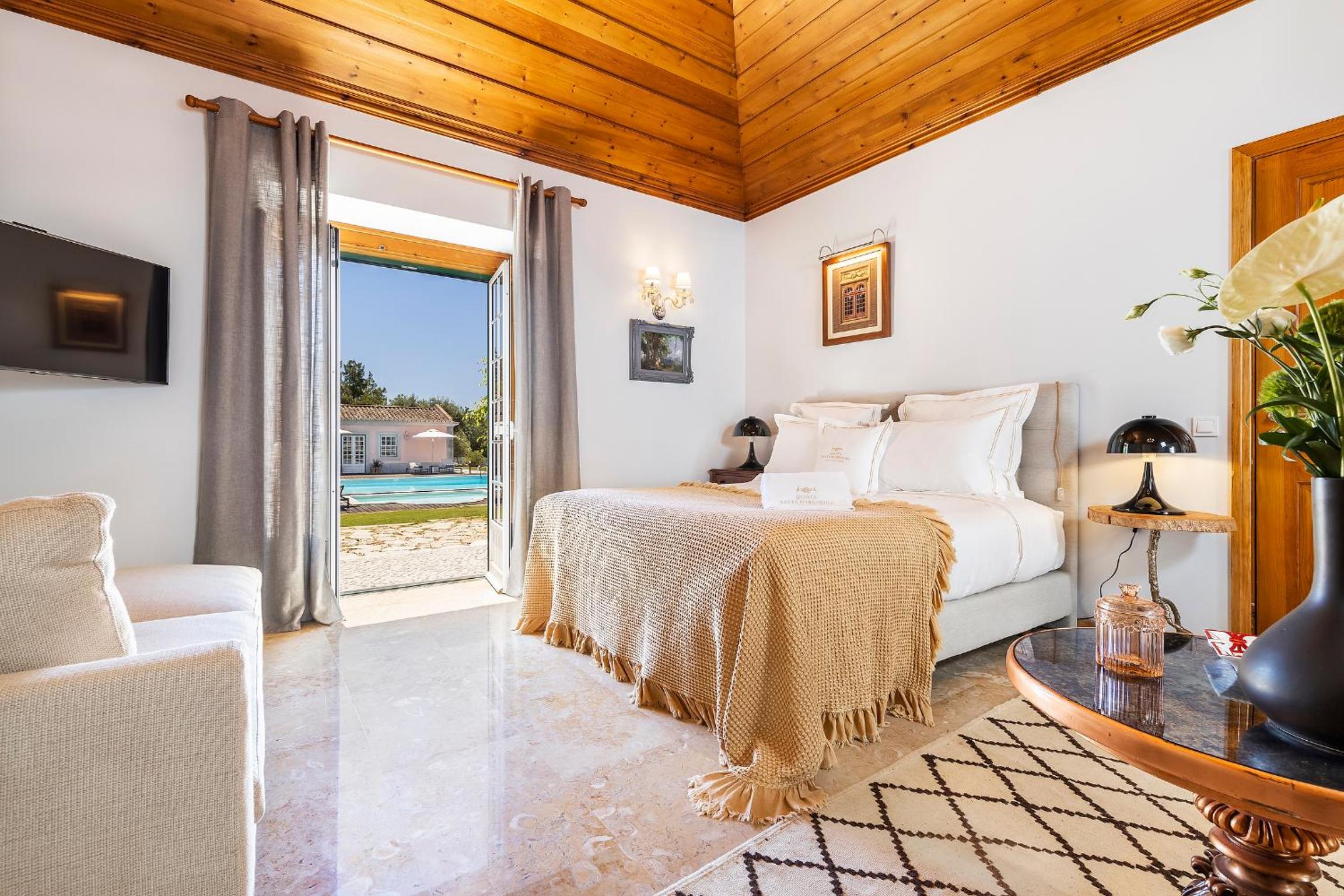 King Suite with Pool View