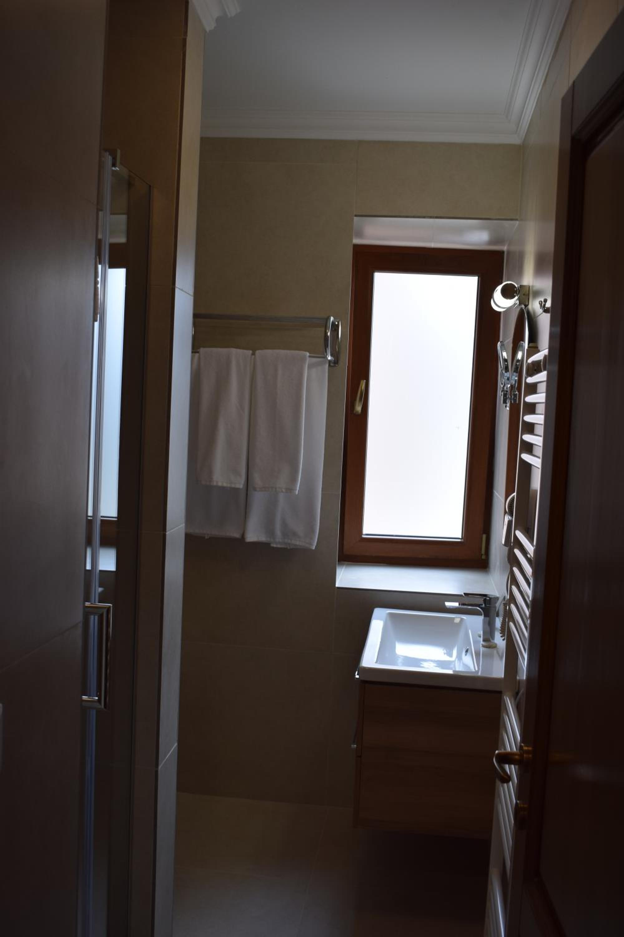 Deluxe Room - Photo 5