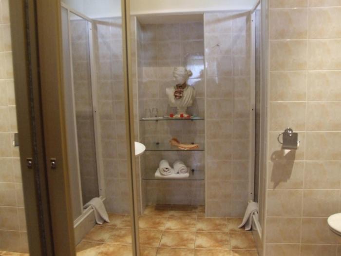 Standard Double or Twin Room - Photo 7