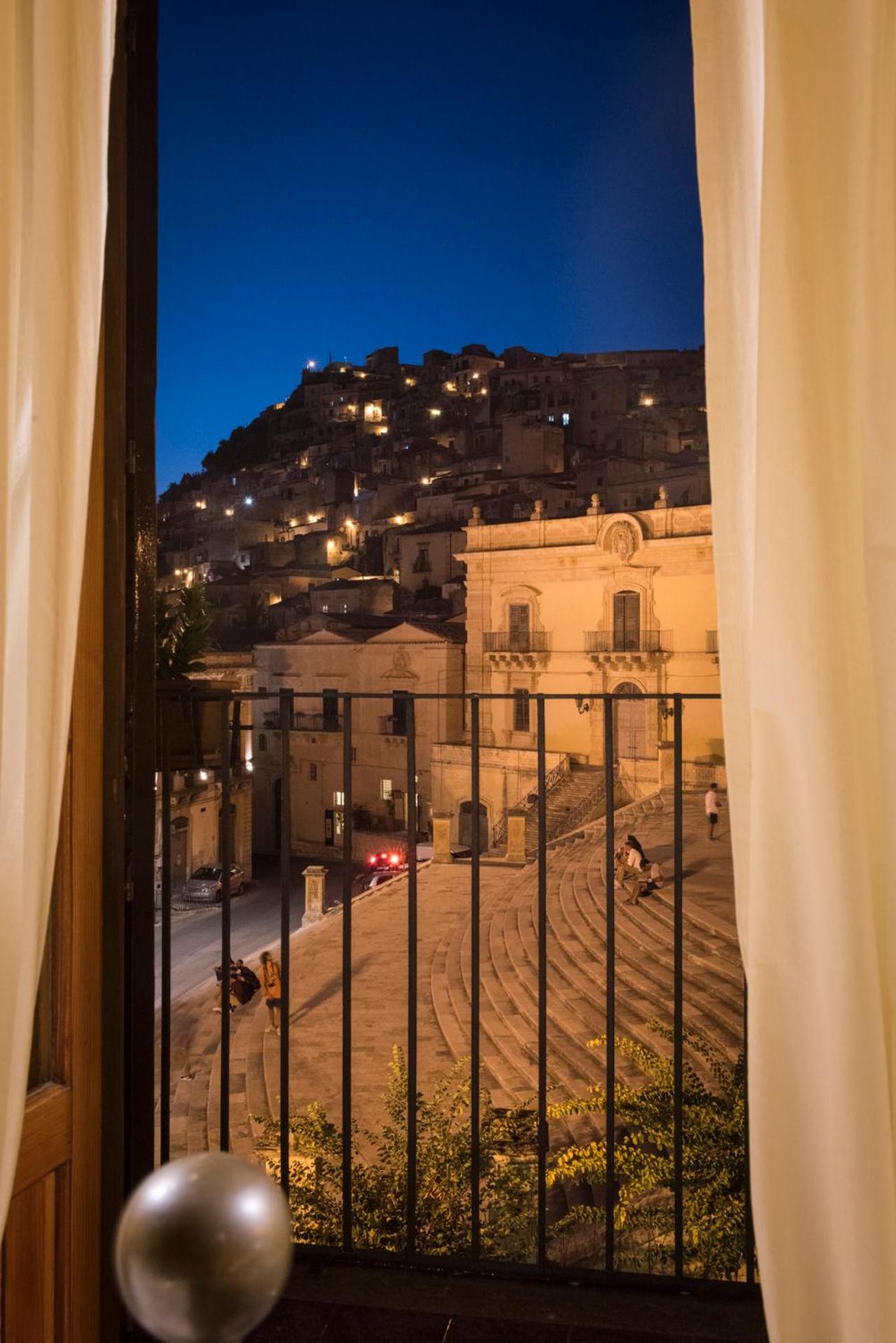 Deluxe Double or Twin Room with Balcony photo 3