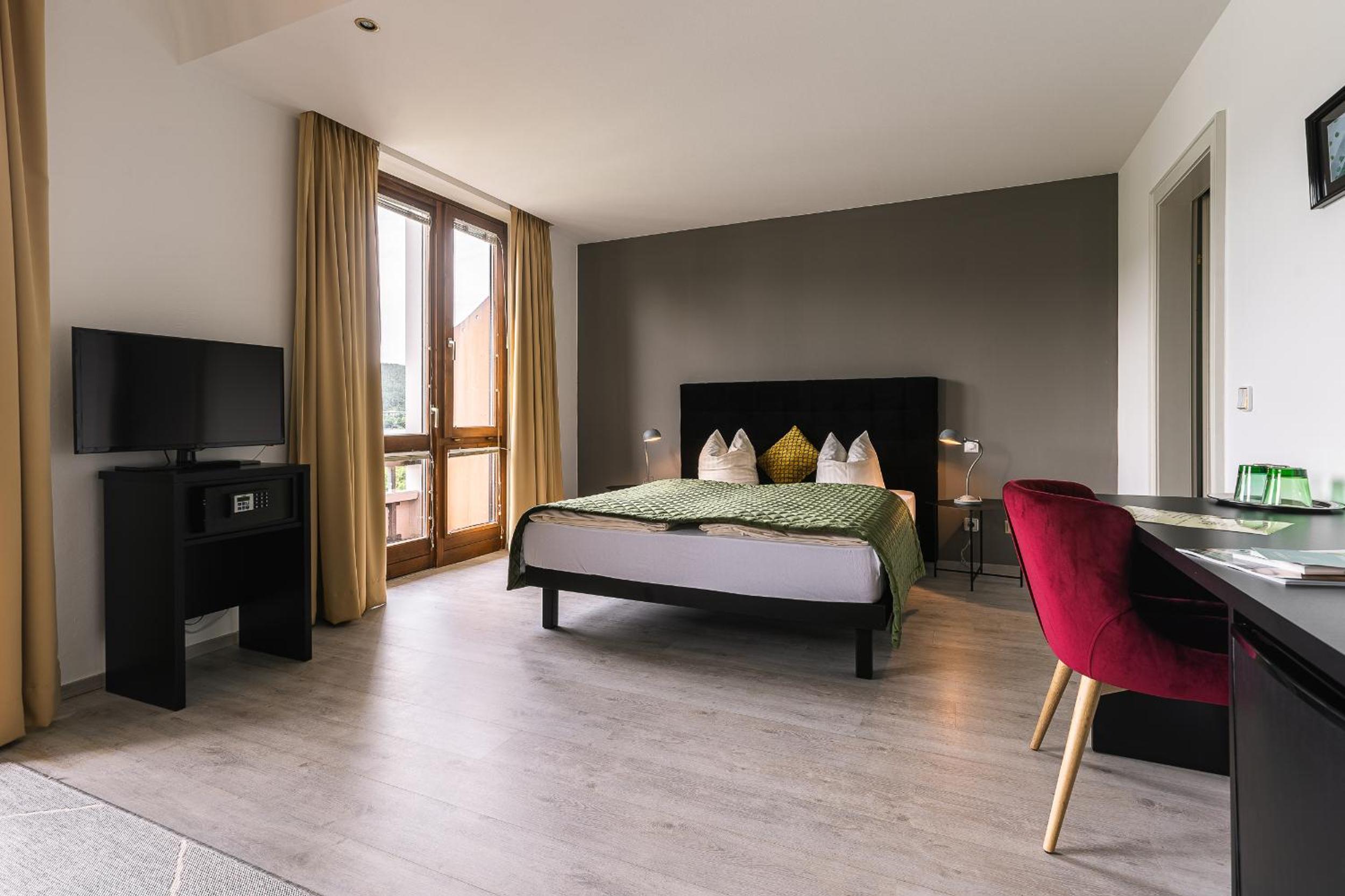Superior Junior Suite with Balcony and Lake View - Photo 8